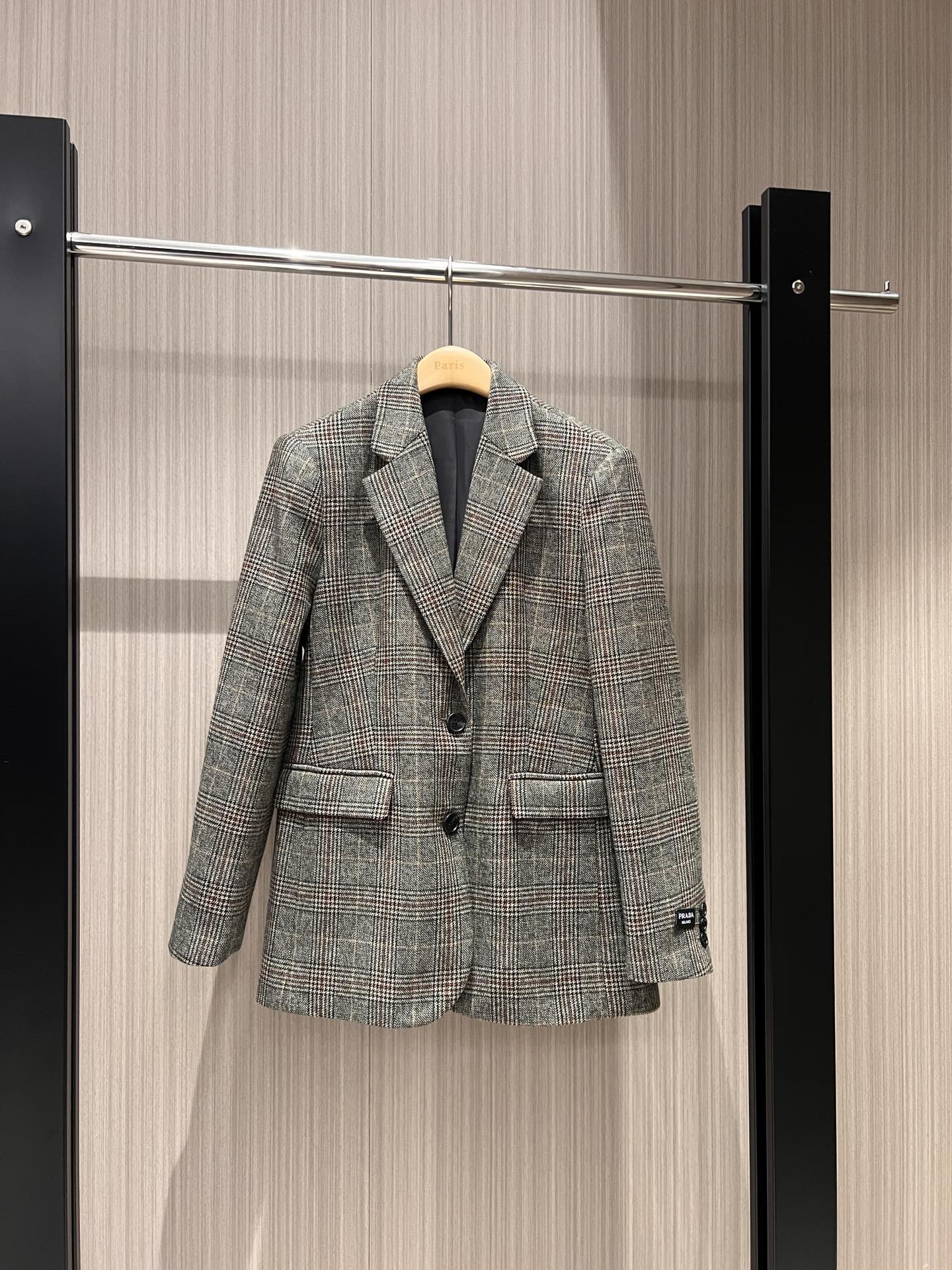 NO:465309,The new model is recommended by Jia Ling, the same style as the old Qian style, the small leather label decorative retro plaid suit jacket is capable and neat, commuting versatile hand-sewn logo armband SML,, jackets & coats, business suit, alexander wang19860909新款推荐贾玲同款 老钱风 小皮标装饰复古格纹西装外套干练利落 通勤百搭手缝logo袖标 SML,,jackets & coats,business suit,alexander wang,Women's clothing