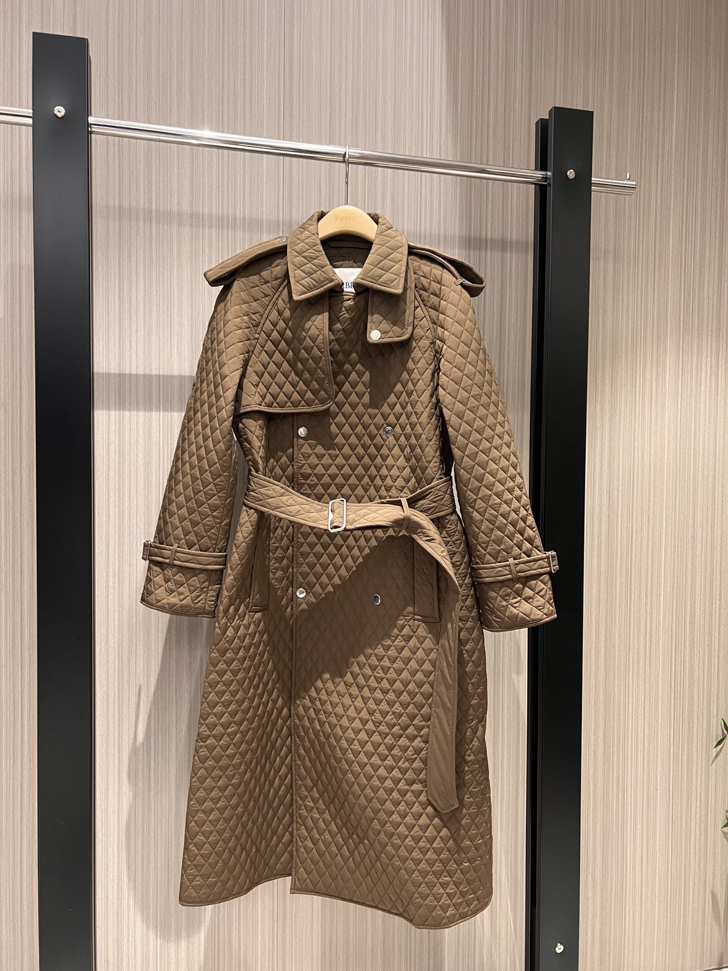 NO:560410,New Zeng Keni's same style. Quilted rhombus quilted double-breasted coat. Belted long cotton trench coat. Sleeve straps and epaulette decoration. Fashionable and casual. Super aura. Handsome and cool. Khaki black. S-XXL,,jackets & coats,alexander wang19860909新款曾可妮同款 绗缝菱格夹棉双排扣大衣 系腰带长款棉服风衣外套 袖带肩章装饰时尚休闲 超级有气场 帅气酷飒咖色卡其黑色 S-XXL,,jackets & coats,alexander wang,Women's clothing