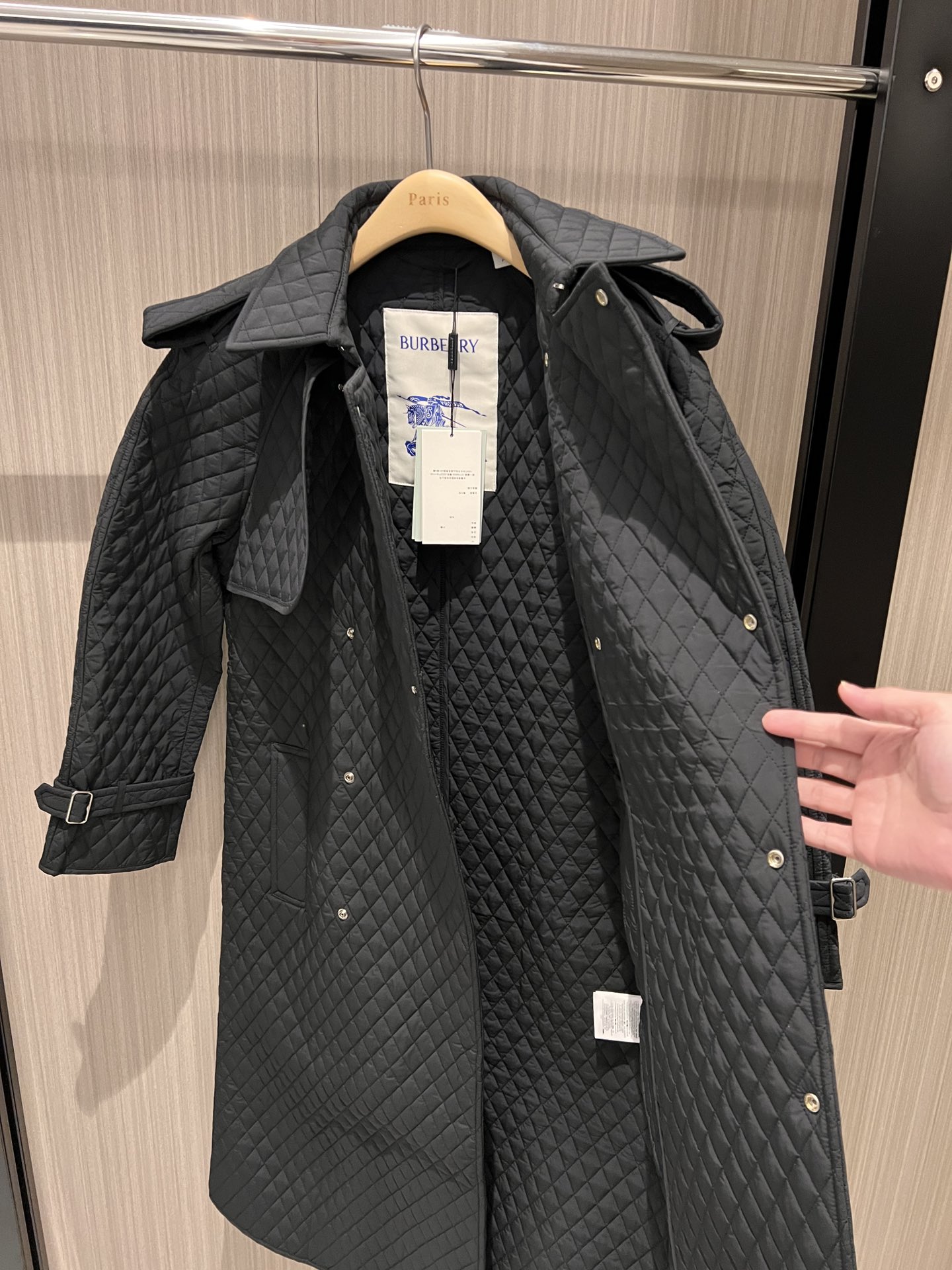 NO:560406,aThe same style as Zeng Keni's. Quilted rhombus quilted double-breasted coat. Belted long cotton trench coat. Sleeve straps and epaulette decoration. Fashionable and casual. Super aura. Handsome and cool. Khaki black. S-XXL,,jackets & coats,alexander wang19860909a新款曾可妮同款 绗缝菱格夹棉双排扣大衣 系腰带长款棉服风衣外套 袖带肩章装饰时尚休闲 超级有气场 帅气酷飒咖色卡其黑色 S-XXL,,jackets & coats,alexander wang,Women's clothing