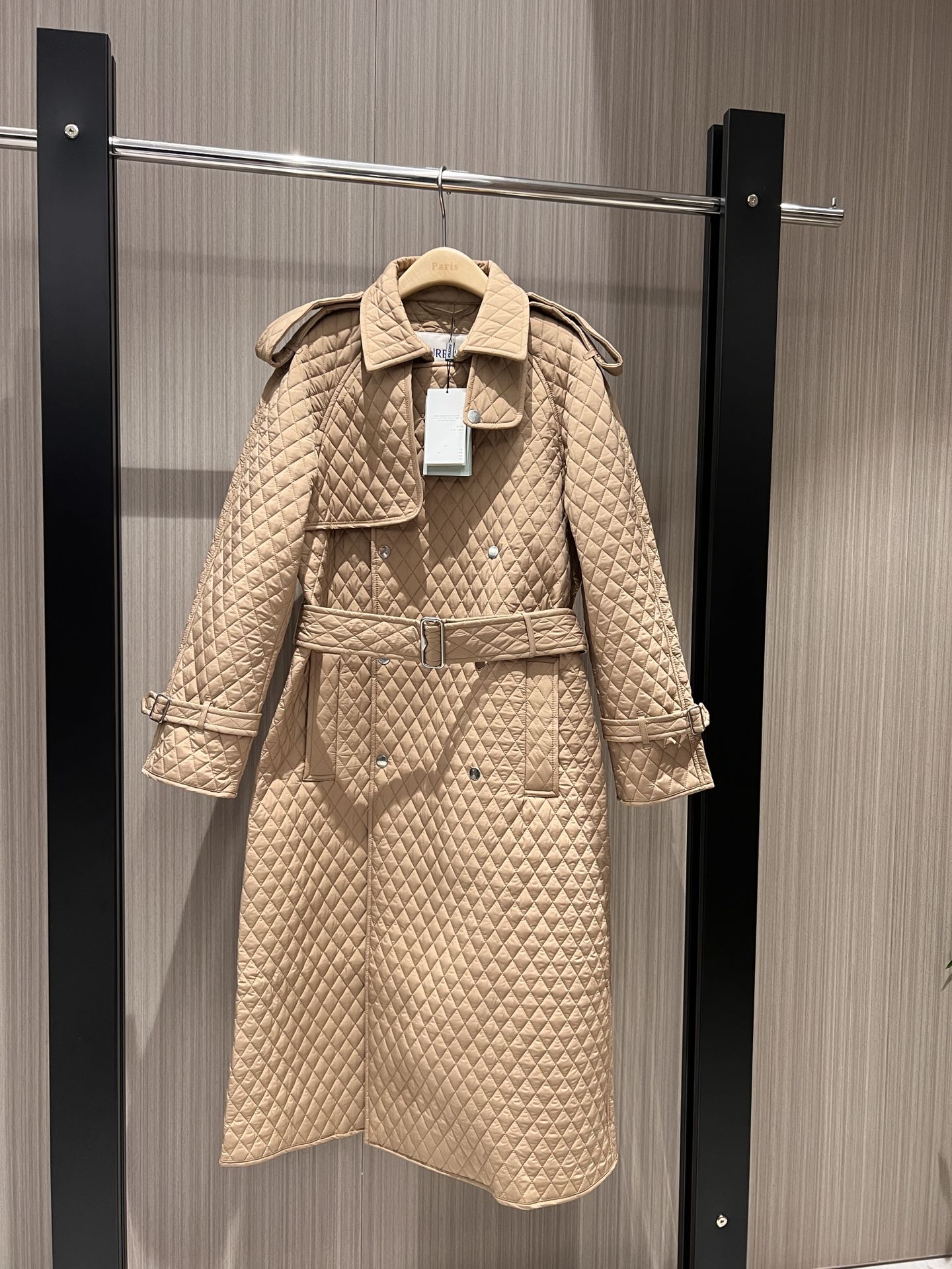 NO:560418,New Zeng Keni's same style. Quilted rhombus quilted double-breasted coat. Belted long cotton trench coat. Sleeve straps and epaulette decoration. Fashionable and casual. Super aura. Handsome and cool. Khaki black. S-XXL,,jackets & coats,alexander wang19860909新款曾可妮同款 绗缝菱格夹棉双排扣大衣 系腰带长款棉服风衣外套 袖带肩章装饰时尚休闲 超级有气场 帅气酷飒咖色卡其黑色 S-XXL,,jackets & coats,alexander wang,Women's clothing