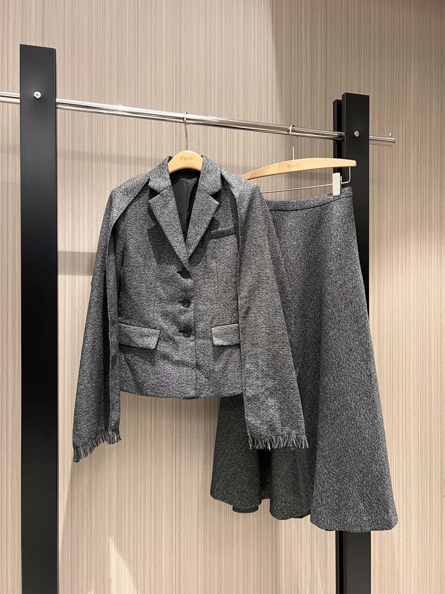 NO:490052,.325 early spring new style recommended three-in-one design tassel shawl decorative wool suit jacket shawl can be taken off, can be matched with a belt three-dimensional tailoring, waist slim fit can be worn in the same series SML, skirts, jackets & coats, business suit,shawls,alexander wang19860909.325早春 新款推荐三合一设计 流苏披肩装饰羊毛西装外套披肩可脱卸 可自搭配腰带立体剪裁 收腰修身 可搭同系列半裙 SML,,skirts,jackets & coats,business suit,shawls,alexander wang,Women's clothing