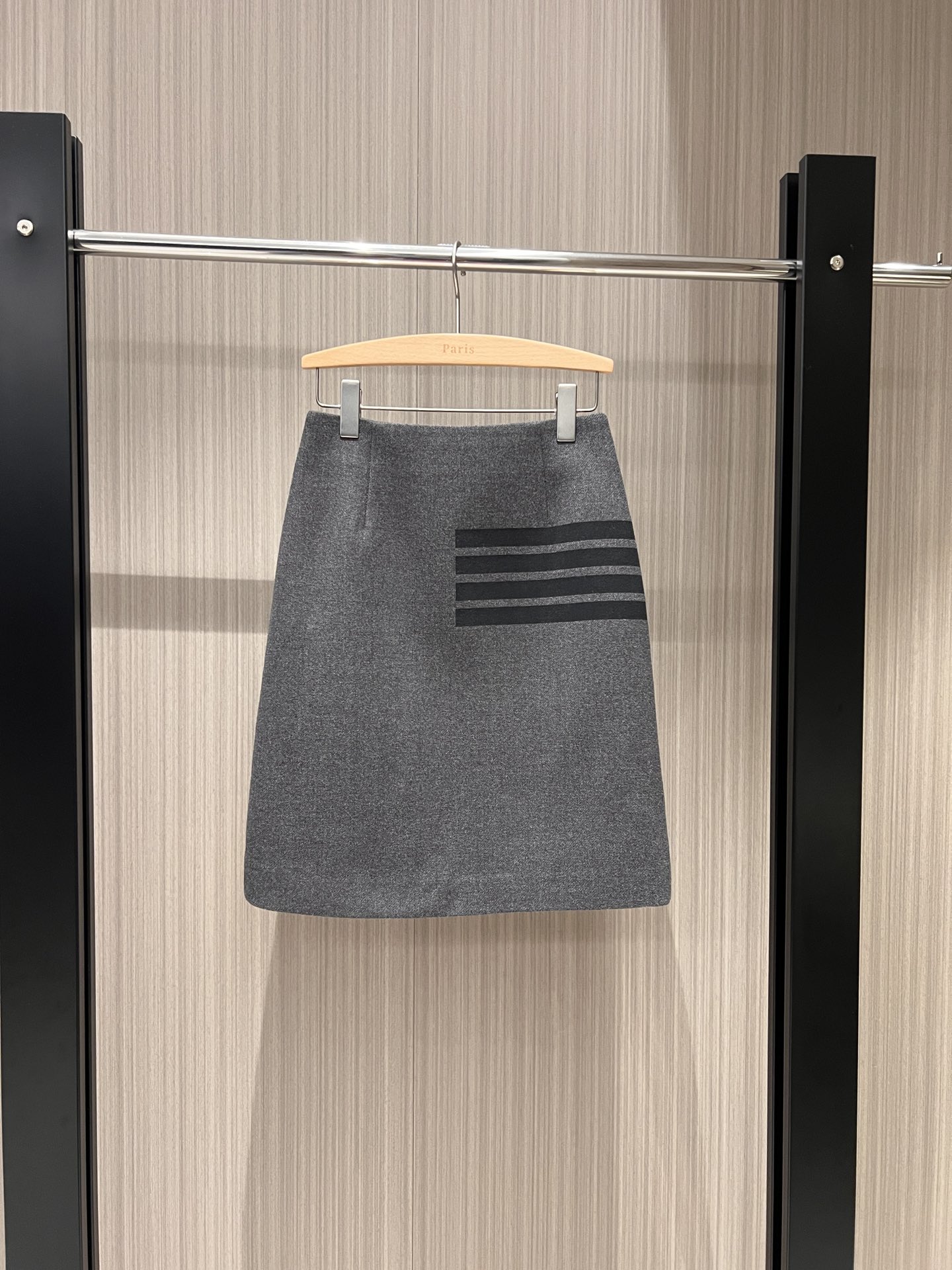 NO:470107,New style recommended TB classic four-bar wool skirt, high waist hip, slit wool blend with skirt, old-fashioned style outfit, super easy to wear on the knee, age-reducing versatile, temperament commuting SML, skirts, alexander wang19860909新款推荐TB经典四条杠羊毛半裙 高腰包臀 裙摆开叉羊毛混纺 老钱风穿搭 膝盖上的长度超好穿 减龄百搭 气质通勤 SML,,skirts,alexander wang,Women's clothing