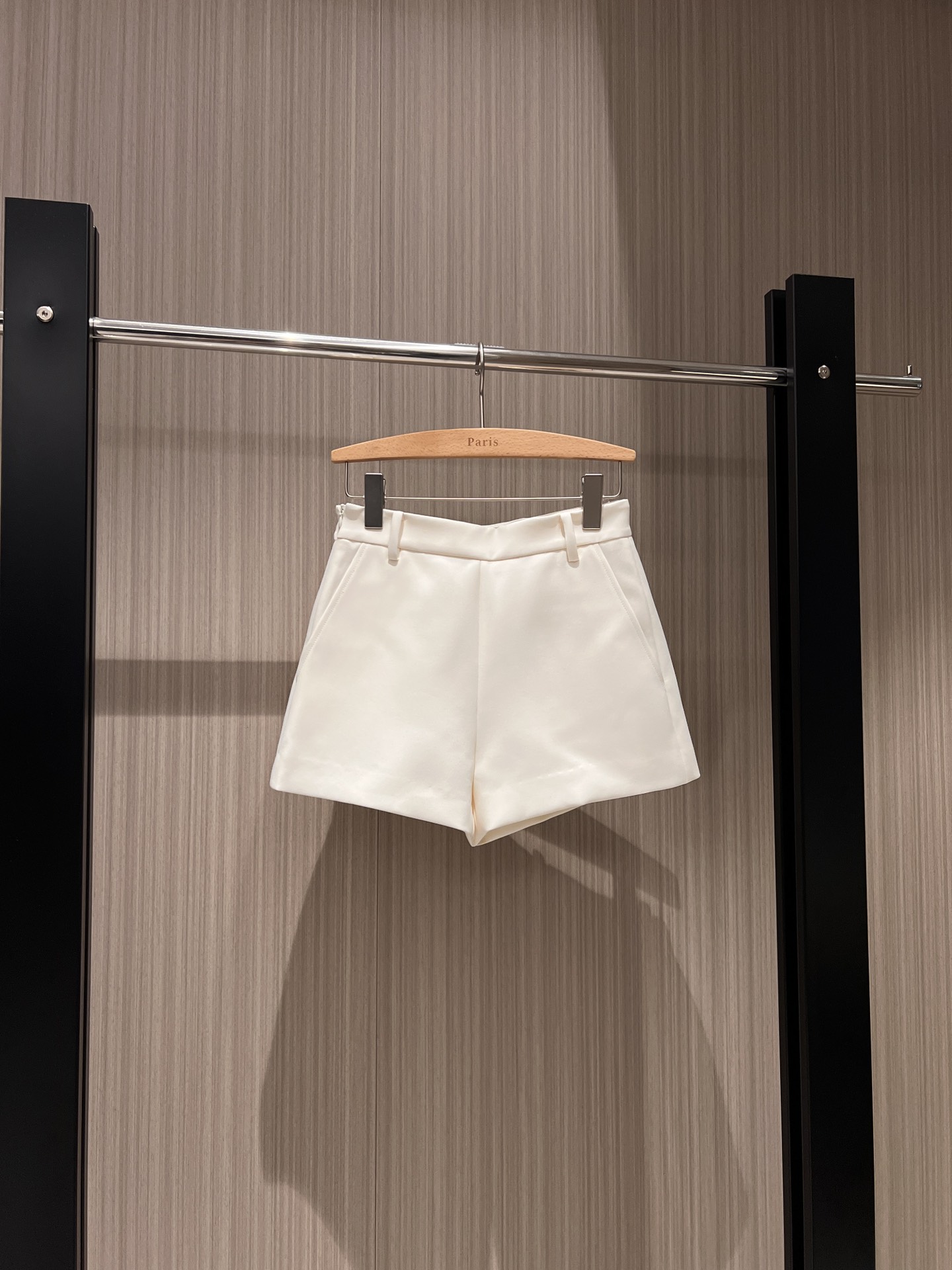 NO:313808,Recommended catwalks for new styles French minimalist design suits and shorts. It can be worn with the same suit jacket. Simple and fashionable. Commuting versatile. Classic and time-consuming must-have. Black and white. SML, shorts, jackets & coats. Business suit, alexander wang.19860909新款推荐走秀 法式极简设计西装短裤 可搭同款西装外套简单时髦 通勤百搭 经典不过时减龄必备 黑色白色 SML,,shorts,jackets & coats,business suit,alexander wang,Women's clothing