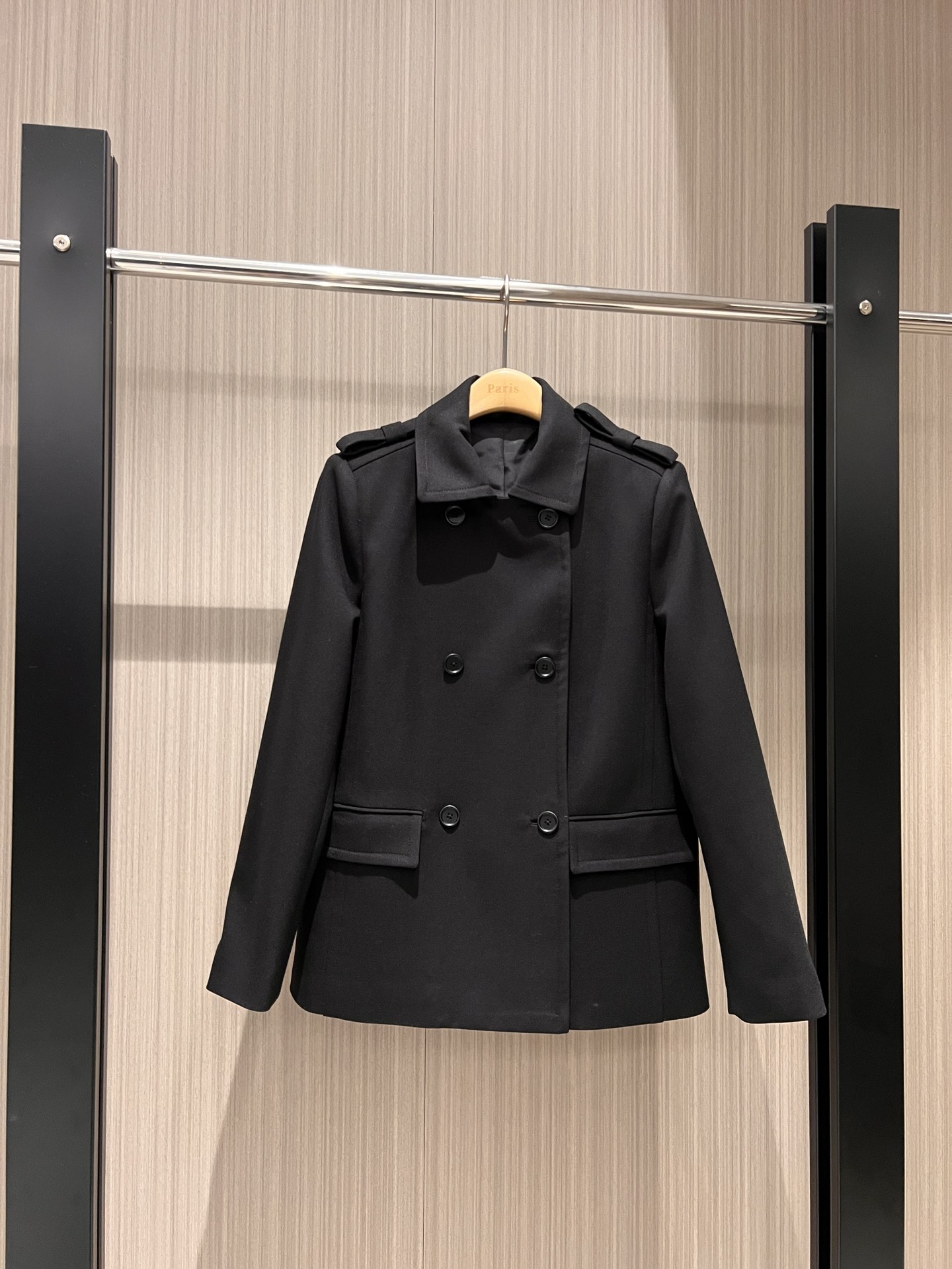 NO:477941,Early spring Recommended eavesaw decoration double-breasted jacket with three-dimensional triangle badge decoration neatly tailored fashion commuting capable and versatile black and white SML,,jackets & coats,alexander wang19860909早春 推荐肩章装饰双排扣外套背后立体三角徽章装饰 利落剪裁时尚通勤 干练百搭 黑色白色 SML,,jackets & coats,alexander wang,Women's clothing