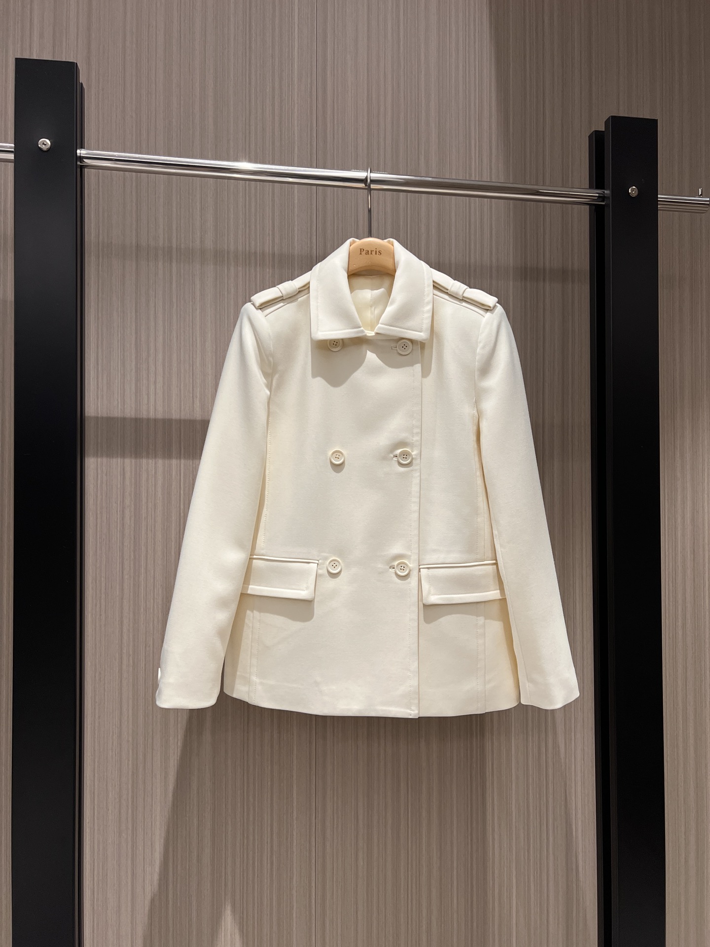 NO:477960,Early spring Recommended eavesaw decoration double-breasted jacket with three-dimensional triangle badge decoration neatly tailored fashion commuting capable and versatile black and white SML,,jackets & coats,alexander wang19860909早春 推荐肩章装饰双排扣外套背后立体三角徽章装饰 利落剪裁时尚通勤 干练百搭 黑色白色 SML,,jackets & coats,alexander wang,Women's clothing