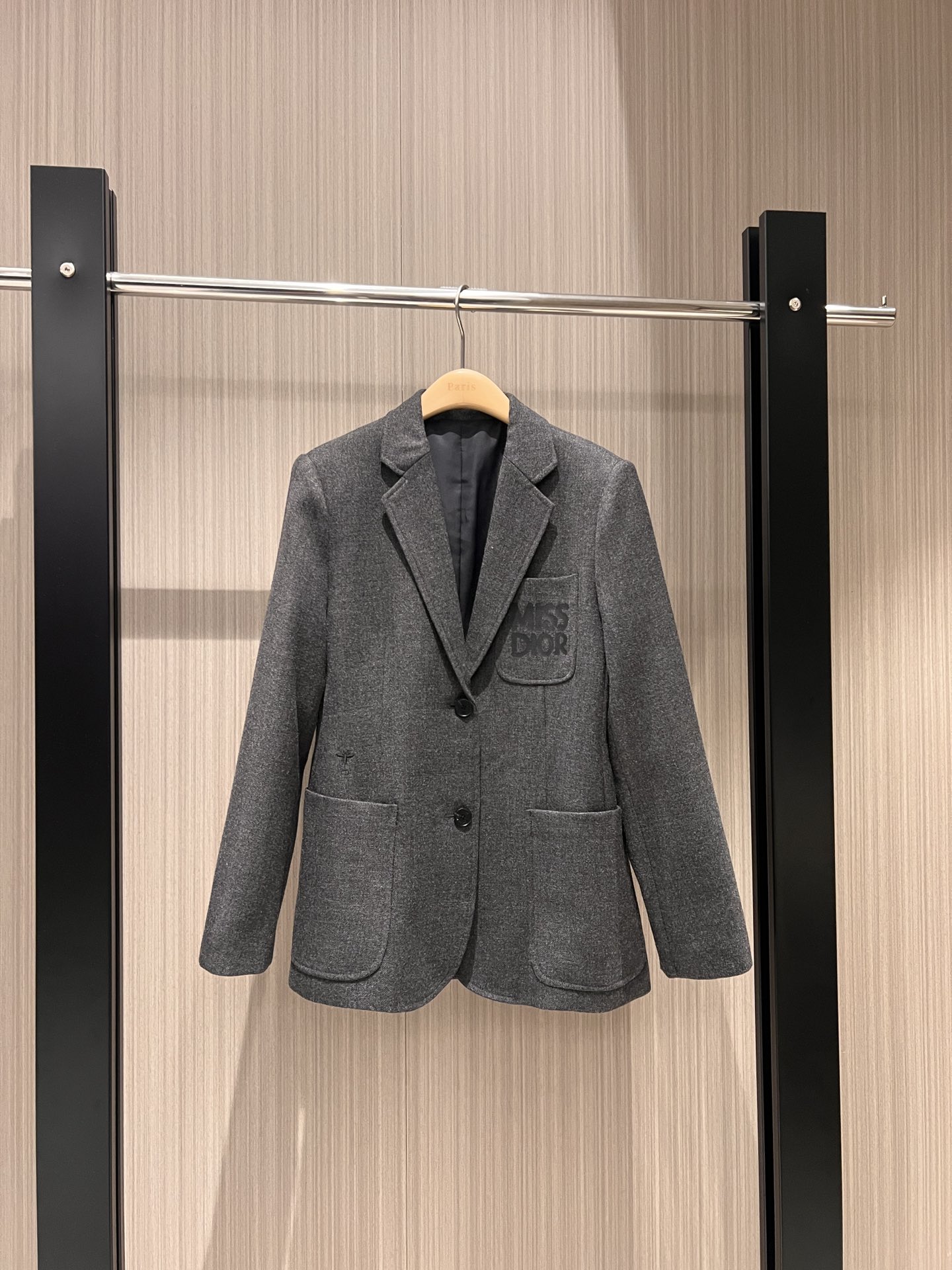NO:313802,New recommended miss series letter logo printed pocket high-end gray suit jacket embroidered bee three-pocket decoration loose casual and simple commuting capable and neat SML, jackets & coats, business suit, alexander wang19860909新款推荐miss系列 字母logo印花口袋高级灰西装外套刺绣小蜜蜂三口袋装饰 宽松休闲简洁通勤 干练利落 SML,,jackets & coats,business suit,alexander wang,Women's clothing