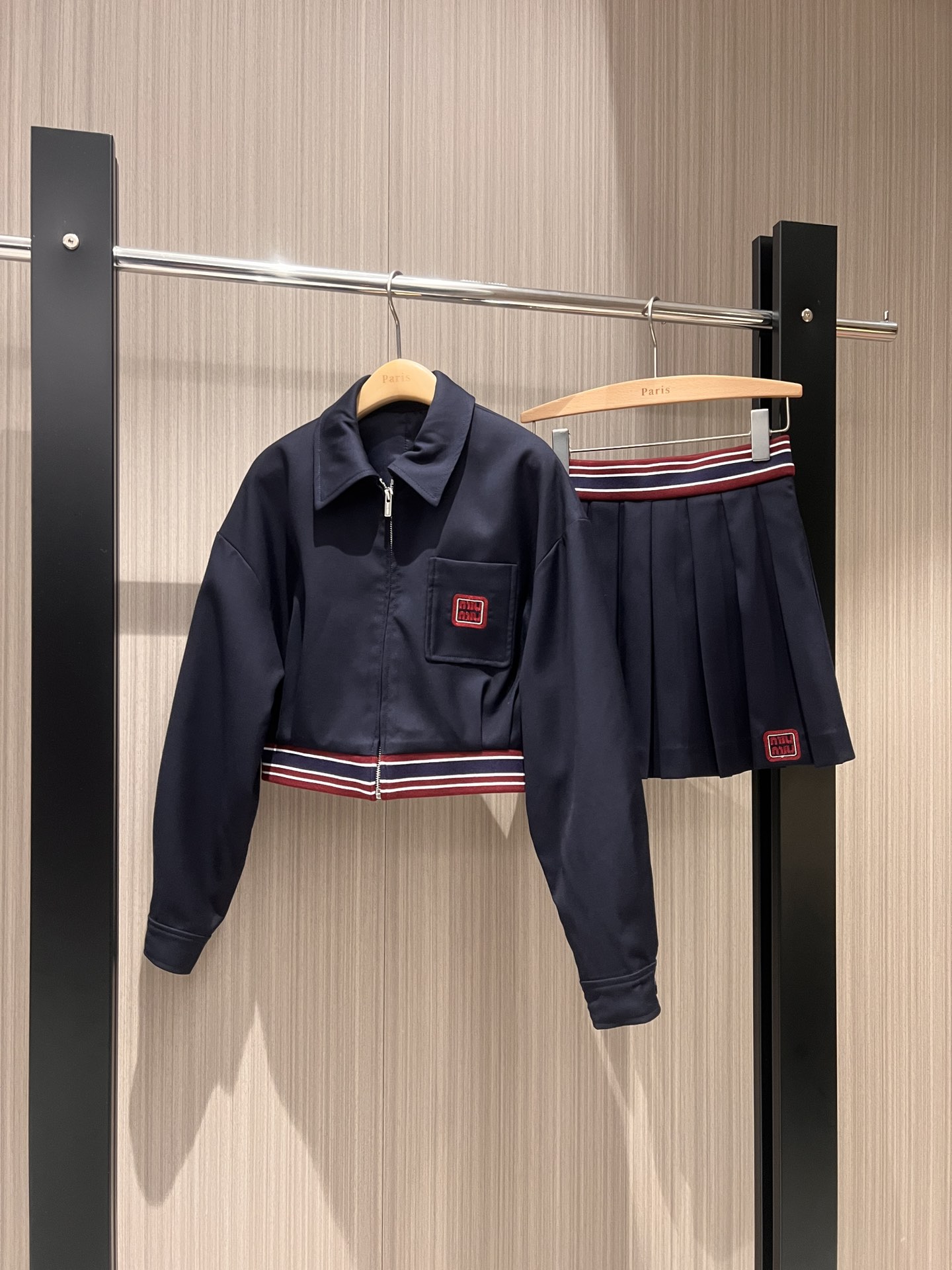 NO:453248,Jacket Skirt P early spring new Miu style dressing College style jacket set Red embroidered logo letter logo decoration Lapel short casual jacket playful pleated skirt Shorts lining Ding dyed jacquard logo striped belt Easy to wear versatile, age-reducing must-have dark blue and gray SML,,miumiu, skirts, shorts, jackets & coats, jackets & coats, alexander wang19860909外套 半裙P早春新款推荐Miu式穿搭 学院风夹克套装 红色刺绣logo字母徽标装饰 翻领短款休闲外套俏皮百褶半裙 短裤内衬 定染提花logo条纹腰带 好穿百搭 减龄必备 深蓝灰色 SML,,miumiu,skirts,shorts,jackets & coats,jackets & coats,alexander wang,Women's clothing