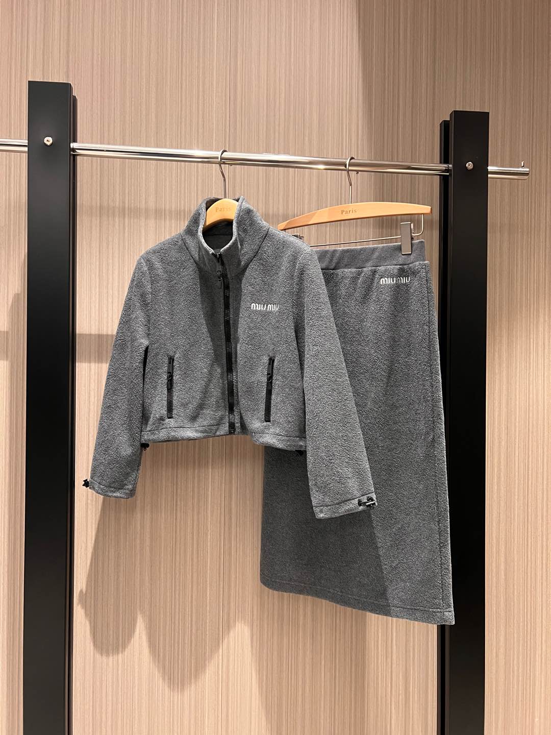 NO:294100,New Miu style outfit, stand-up collar woolen suit embroidered logo letter decoration, short jacket elastic waist skirt, casual age-reducing SML,,miumiu, skirts, jackets & coats,alexander wang19860909新款Miu式穿搭 立领毛呢套装刺绣logo字母装饰 短款外套松紧腰半裙 休闲减龄 SML,,miumiu,skirts,jackets & coats,alexander wang,Women's clothing