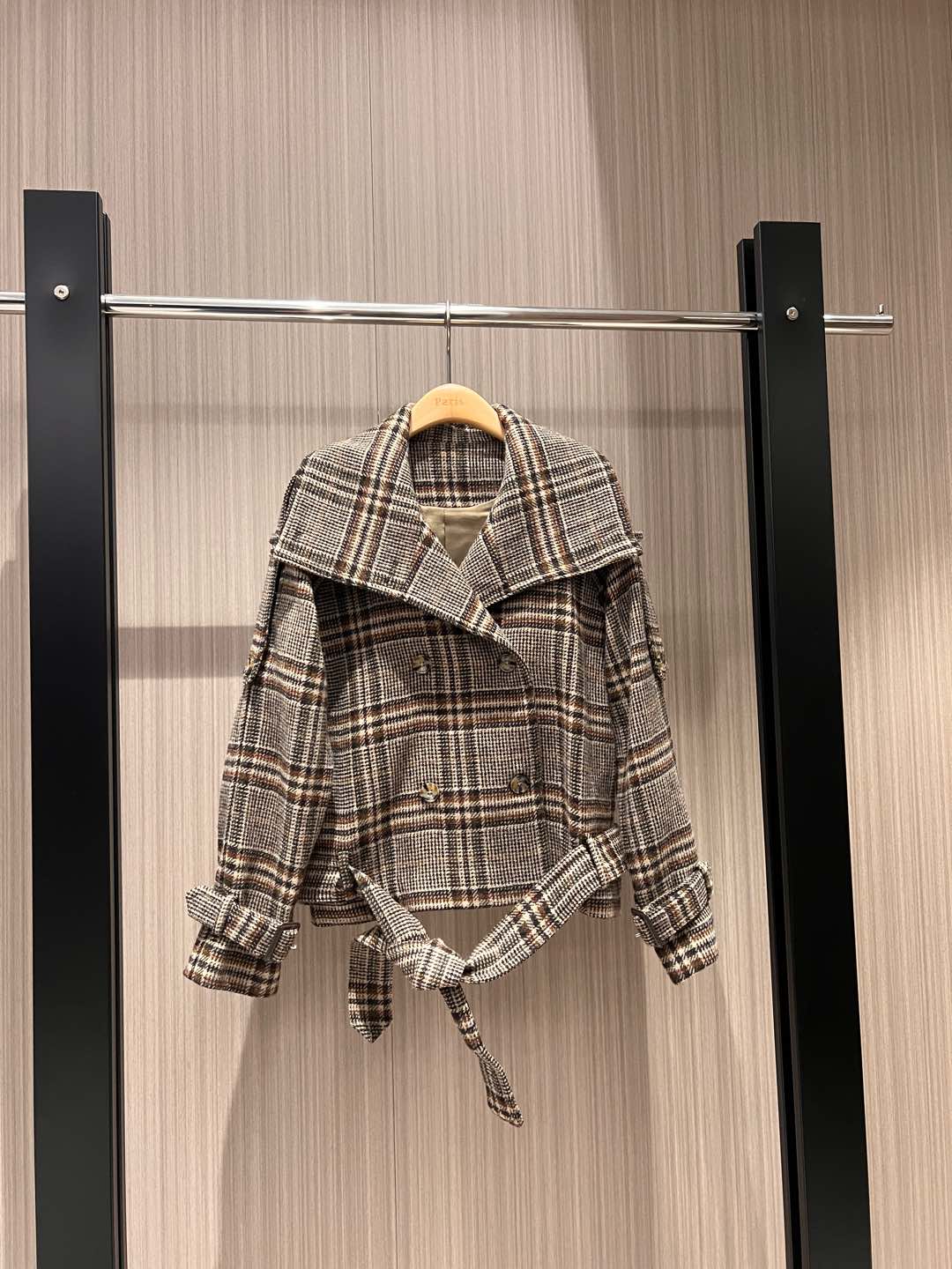 NO:294092,New retro checked lapel jacket with double-breasted design, hem belt waist-closing decorative eaves, handsome fashion, sweet and cool SML, jackets & coats,alexander wang19860909新款复古格纹大翻领外套 双排扣设计 下摆系腰带收腰装饰肩章帅气 时尚甜酷SML,,jackets & coats,alexander wang,Women's clothing