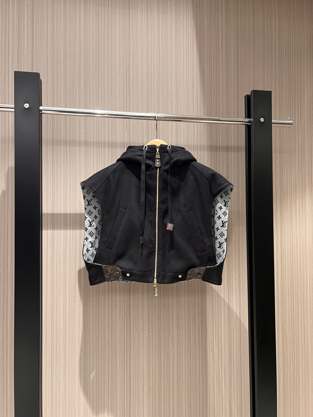 NO:294084,New hooded presbyterian inner short cloak vest top jacket, hem belt buckle decoration, fashionable and casual, handsome, cool and cool, salty, sweet, SML, Jackets & coats, hats, alexander wang19860909新款连帽老花内里短款斗篷马甲上衣外套 下摆皮带扣装饰时尚休闲 帅气酷飒 可盐可甜SML,,jackets & coats,hats,alexander wang,Women's clothing