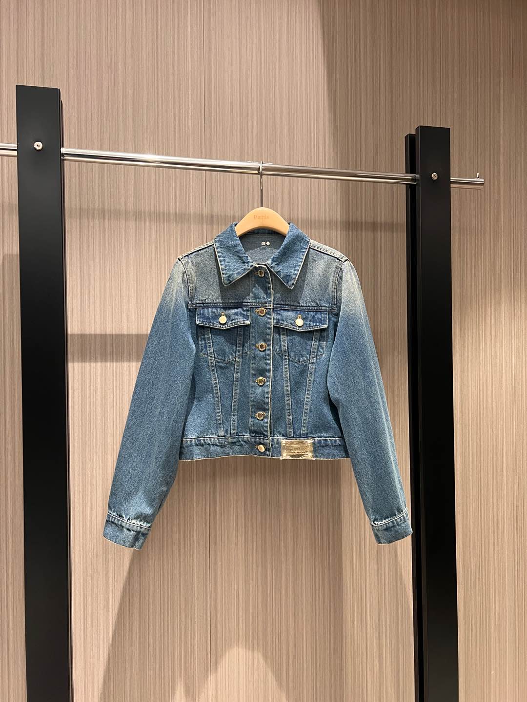 NO:294074,New metal brand decorative denim jacket, retro wash water, fashionable and casual, can be worn with skirts in the same series, jeans, age-reducing versatile SML,, skirts, jeans, jackets & coats, alexander wang19860909新款金属牌牌装饰丹宁牛仔外套 复古洗水时尚休闲 可搭同系列半裙牛仔裤减龄百搭 SML,,skirts,jeans,jackets & coats,alexander wang,Women's clothing
