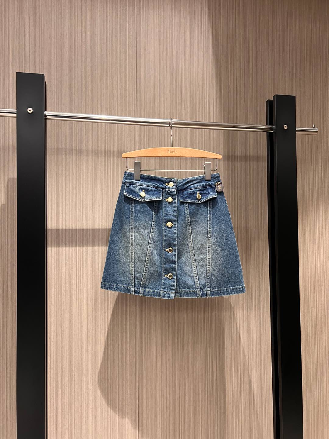 NO:294064,New washing-retro blue-breasted denim skirt mold opening hardware Metal brand decoration Casual and fashionable Age-reducing versatile coats can be matched with the same series SML, skirts, jackets & coats, alexander wang19860909新款洗水复古蓝排扣牛仔半裙开模五金 金属牌牌装饰 休闲时尚 减龄百搭可搭同系列外套 SML,,skirts,jackets & coats,alexander wang,Women's clothing