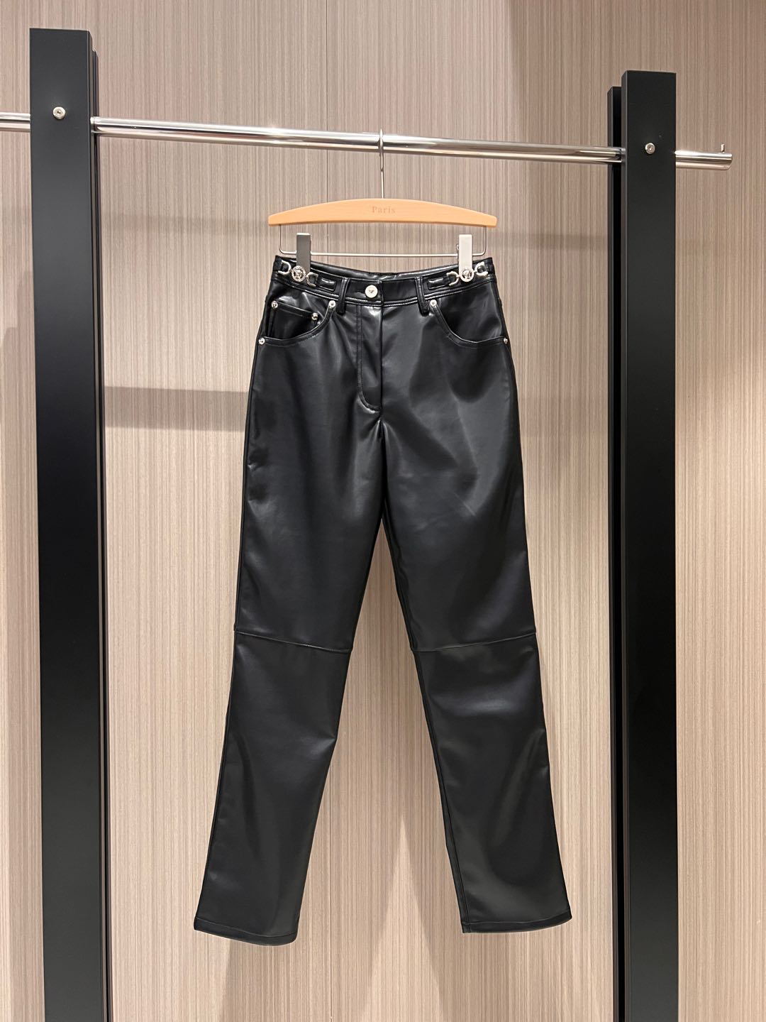NO:294047,New ♀ Medusa Queen logo decorative fleece leather pants straight-piece, casual and fashionable, hardware accessories mold opening, slim fit and slim, age-reducing versatile SML,,alexander wang19860909新款♀美杜莎女王徽标装饰抓绒皮裤直筒拼接 休闲时尚 五金配件开模 修身显瘦 减龄百搭SML,,alexander wang,Women's clothing