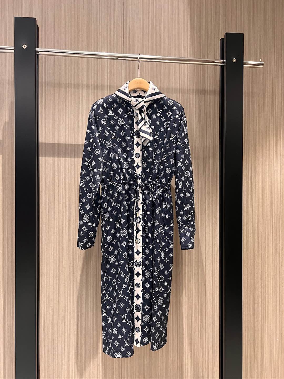 NO:295376,New early spring scarf matching decoration color-blocking presbyterian stand collar long sleeve drawstring dress casual loose drawstring adjustable drawstrings, pocket scarves on both sides can be detached, two outfits SML, skirts, alexander wang19860909早春新款丝巾搭配装饰 拼色老花立领长袖抽绳连衣裙休闲宽松 抽绳可调节 两侧有口袋丝巾可拆卸 两穿搭配 SML,,skirts,alexander wang,Women's clothing