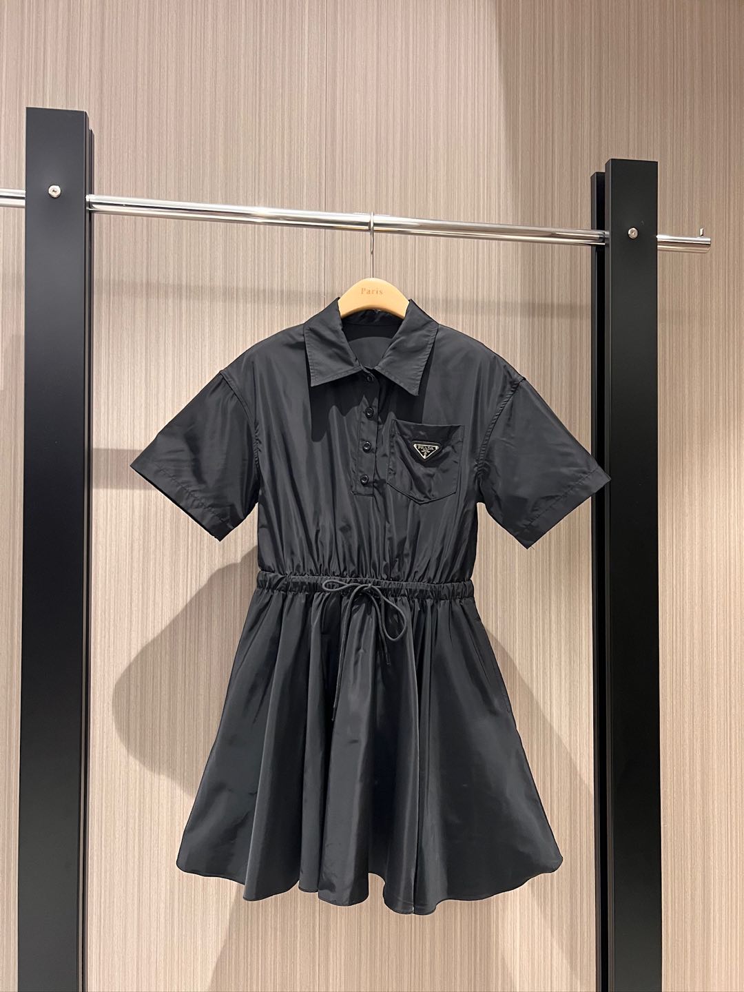 NO:295356,New minimalist lapel drawstring waist dress in early spring, elastic waist nylon design, chest pocket triangle logo decoration, pockets on both sides, fashionable commuting, casual and age-reducing, versatile temperament SML, skirts, alexander wang19860909早春新款极简翻领抽绳收腰连衣裙 松紧腰尼龙设计胸前口袋三角徽标装饰 两侧有口袋时尚通勤 休闲减龄 气质百搭 SML,,skirts,alexander wang,Women's clothing