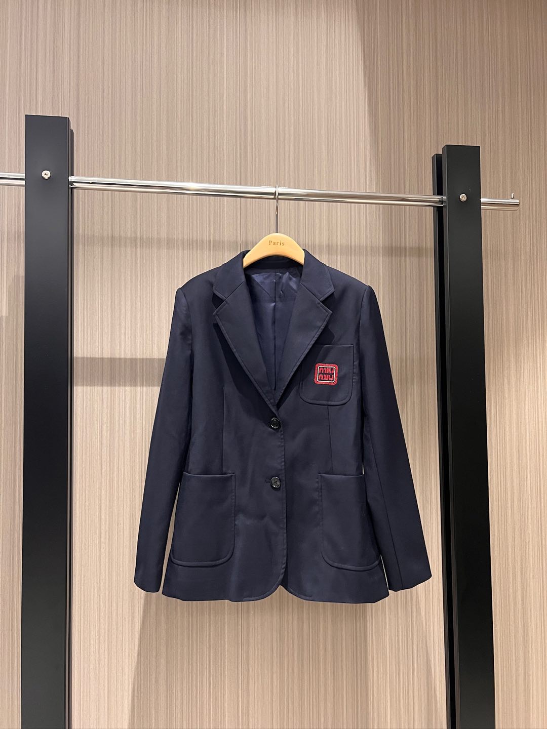 NO:295389,Recommended Miu style for early spring new styles, college style, red embroidered logo letters, logo suit jacket classic three-pocket style, simple and casual, temperament, versatile, age-reducing must-have dark blue and white SML,,miumiu, jackets & coats,business suit,alexander wang19860909早春新款推荐Miu式穿搭 学院风 红色刺绣logo字母徽标西装外套经典三口袋版型 简约休闲 气质百搭 减龄必备深蓝白色 SML,,miumiu,jackets & coats,business suit,alexander wang,Women's clothing