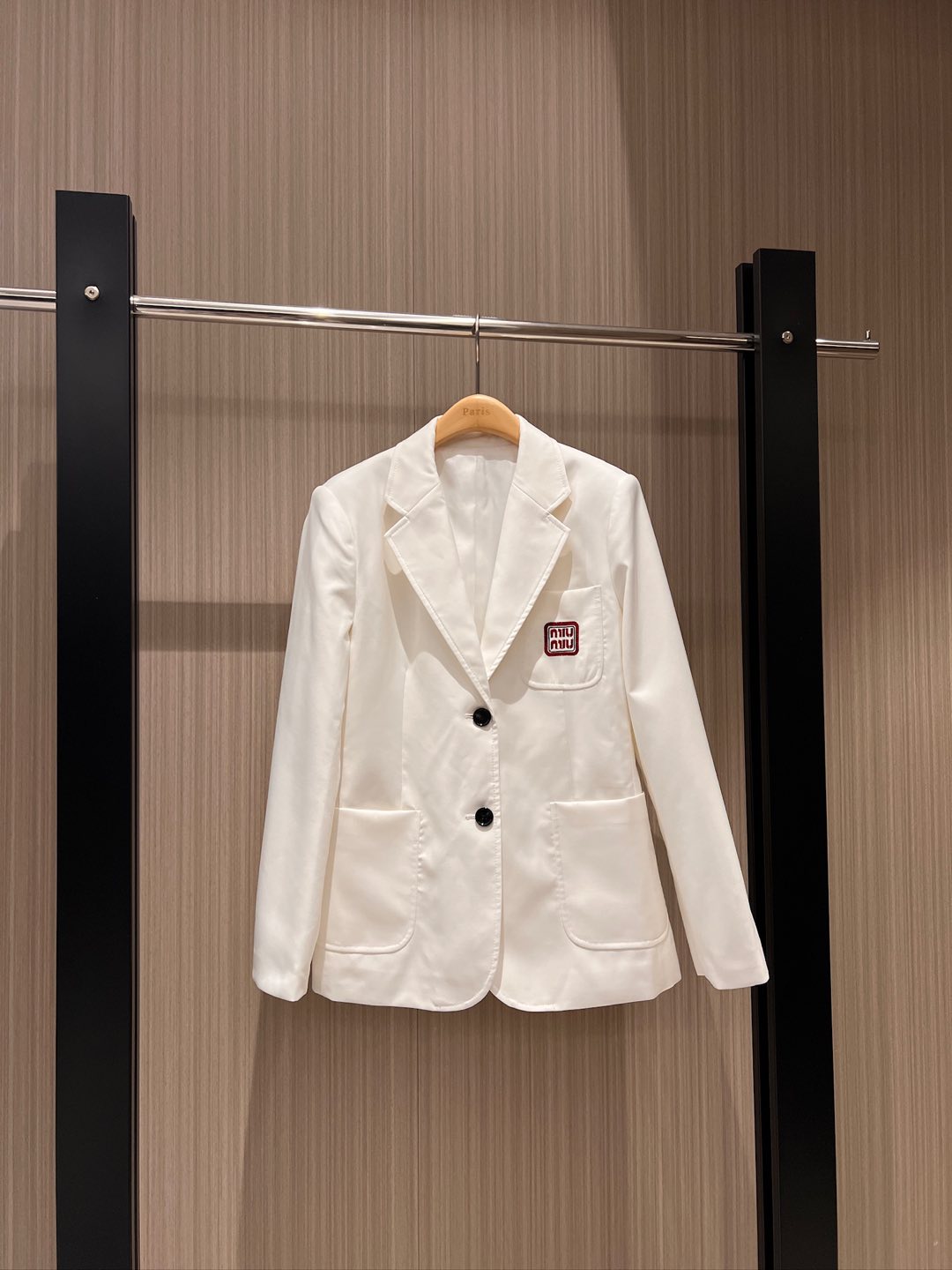 NO:295383,Recommended Miu style for early spring new styles, college style, red embroidered logo letters, logo suit jacket classic three-pocket style, simple and casual, temperament, versatile, age-reducing must-have dark blue and white SML,,miumiu, jackets & coats,business suit,alexander wang19860909早春新款推荐Miu式穿搭 学院风 红色刺绣logo字母徽标西装外套经典三口袋版型 简约休闲 气质百搭 减龄必备深蓝白色 SML,,miumiu,jackets & coats,business suit,alexander wang,Women's clothing