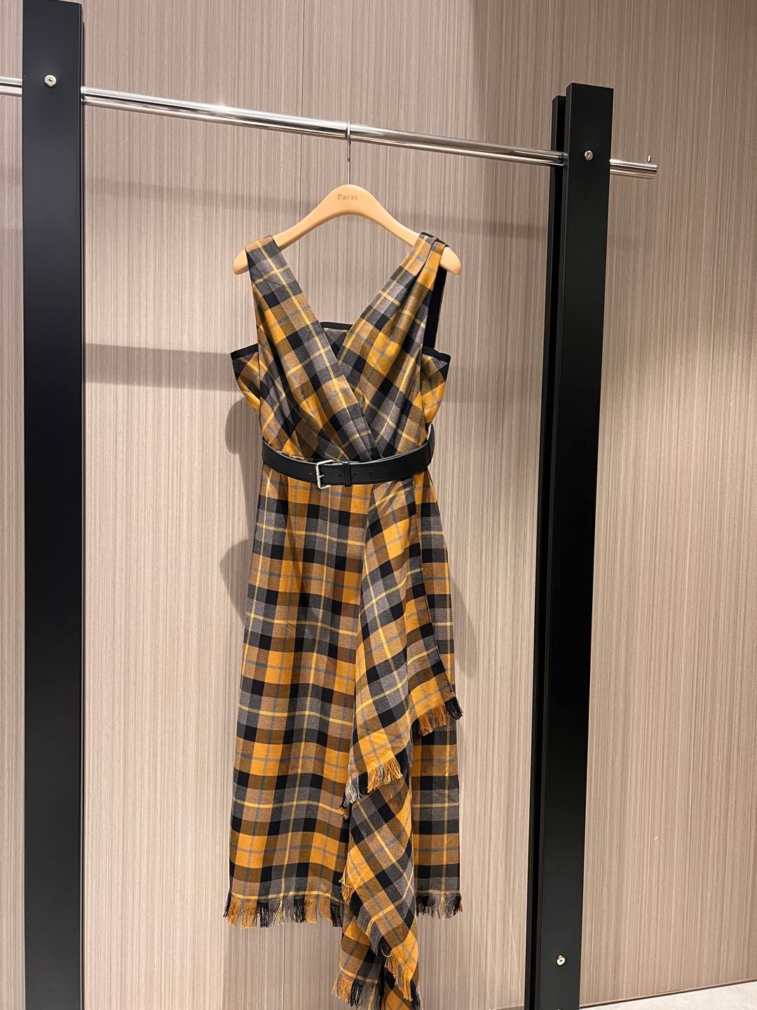 NO:295329,Early spring series new V-neck sleeveless retro yellow plaid dress, irregular tassel fur skirt hem splicing delivery belt, three-dimensional tailoring, slim and slim, elegant temperament, pockets on both sides, SML, skirts, alexander wang19860909早春系列新款V领无袖复古黄色格纹连衣裙 不规则流苏毛边裙摆拼接配送腰带 立体剪裁 修身显瘦 气质优雅 两侧有口袋SML,,skirts,alexander wang,Women's clothing