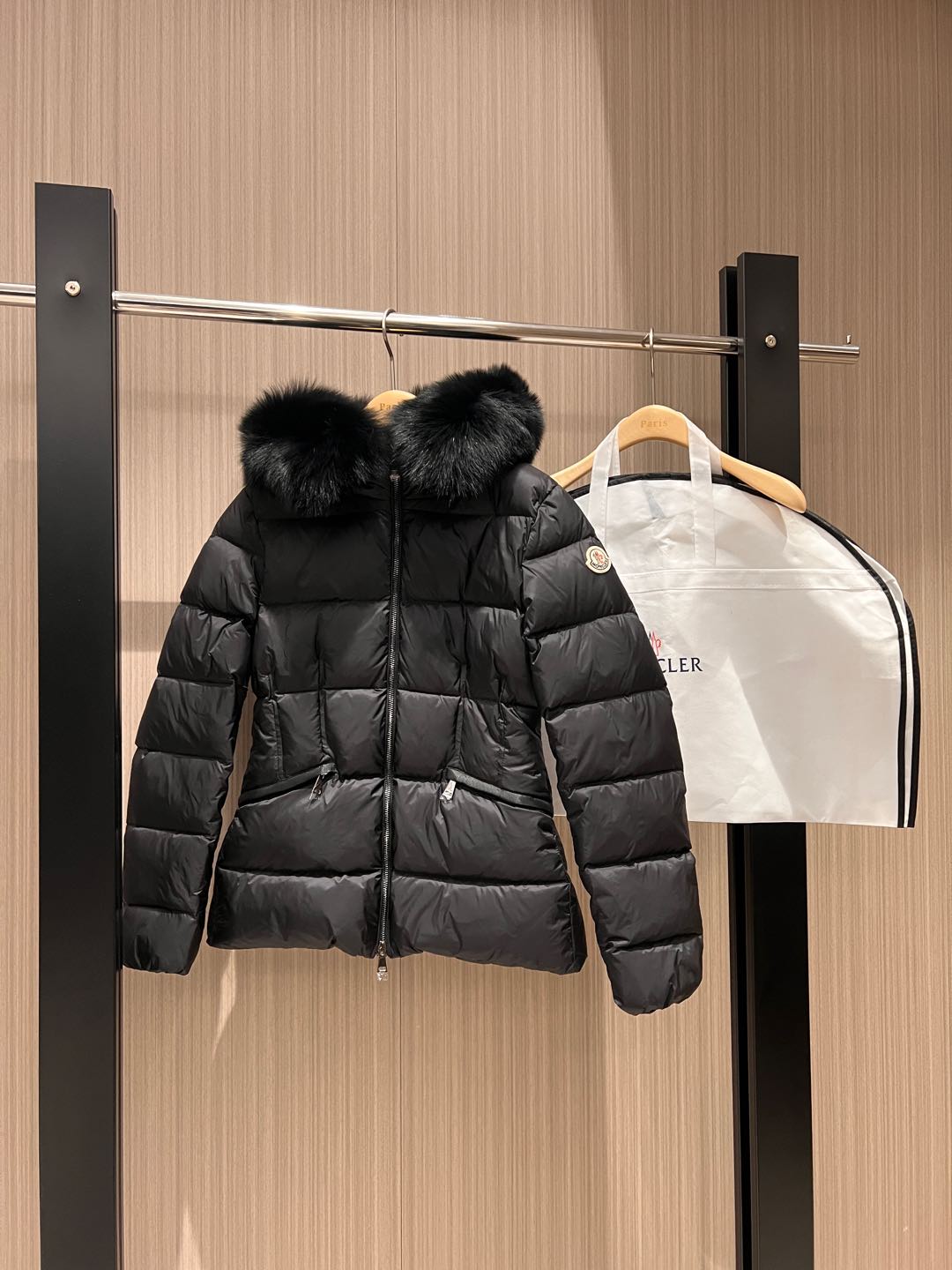 NO:295336,New fox fur collar hooded stand-up collar waist down jacket, mid-length classic armband decoration, three-dimensional slim fit, delivery belt decoration, waist-up collar is removable, hat is not removable, delivery dust bag, black and white 0-3,, down jacket,hats,alexander wang19860909新款狐狸毛领连帽立领收腰羽绒服 中长款经典袖标装饰 立体修身 配送腰带装饰收腰毛领可拆卸 帽子不可拆 配送防尘袋 黑色白色 0-3,,down jacket,hats,alexander wang,Women's clothing