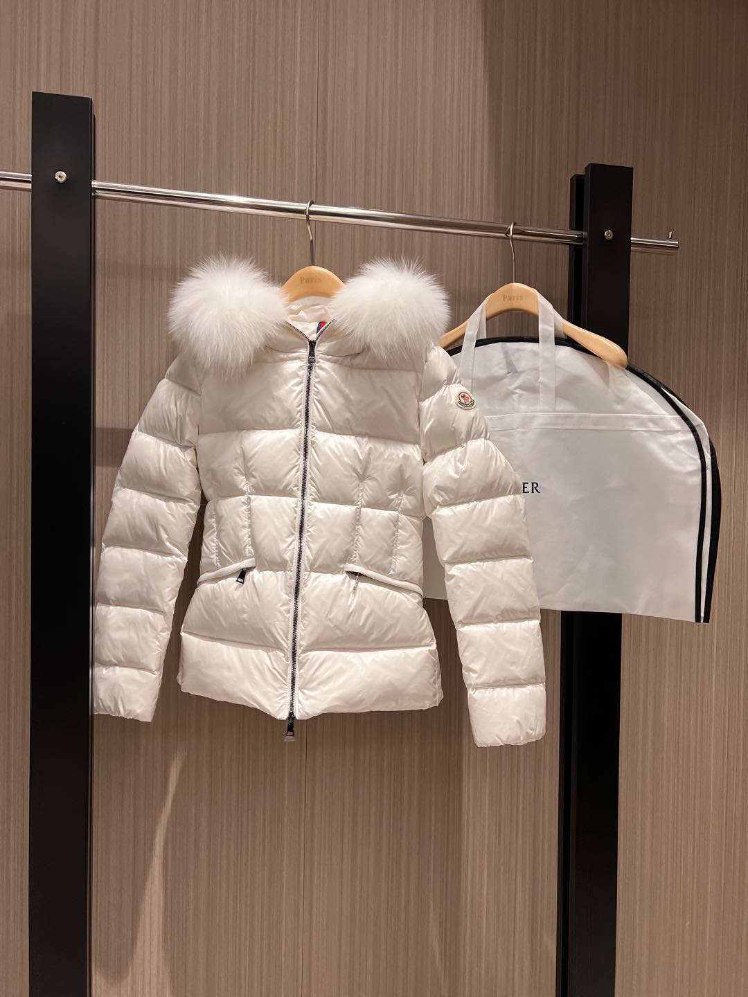 NO:295327,New fox fur collar hooded stand-up collar waist down jacket, mid-length classic armband decoration, three-dimensional slim fit, delivery belt decoration, waist-up collar is removable, hat is not removable, delivery dust bag, black and white 0-3,, down jacket,hats,alexander wang19860909新款狐狸毛领连帽立领收腰羽绒服 中长款经典袖标装饰 立体修身 配送腰带装饰收腰毛领可拆卸 帽子不可拆 配送防尘袋 黑色白色 0-3,,down jacket,hats,alexander wang,Women's clothing