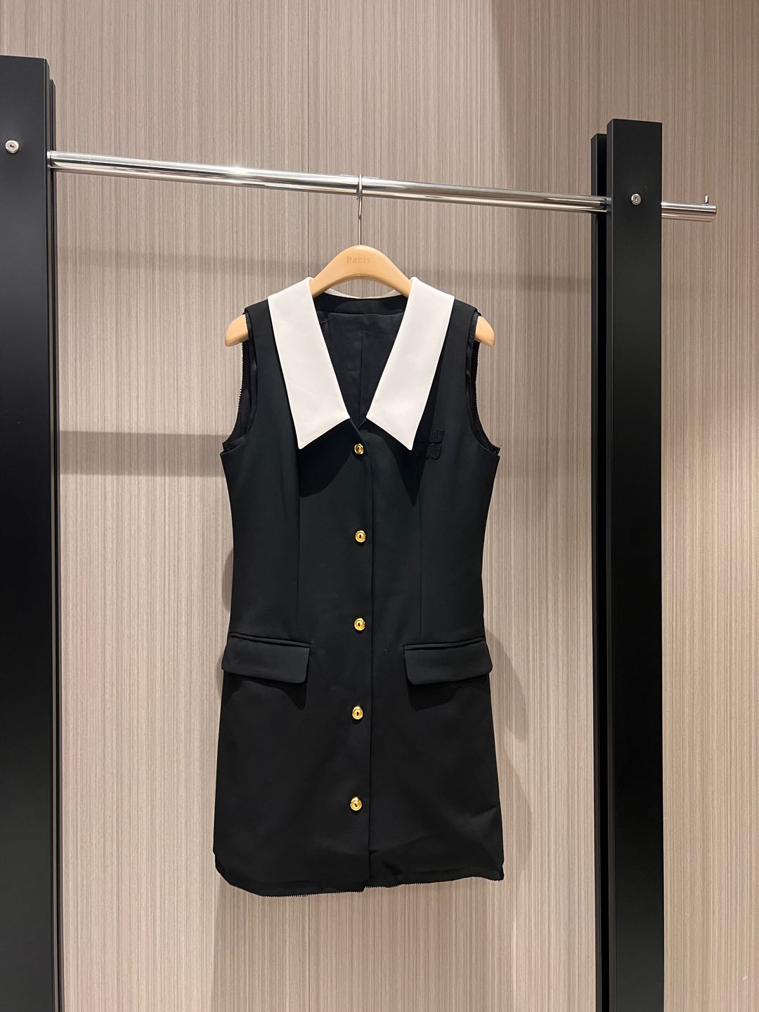 NO:295317,New contrasting white-collar sleeveless dress with mold opening gold buckle decoration Miu Li Miu pneumothor logo embroidery decoration Essentials for age reduction SML, miumiu, skirts, alexander wang19860909新款撞色白领无袖连衣裙开模金扣装饰 Miu里Miu气胸前贴布logo刺绣装饰 减龄必备 SML,,miumiu,skirts,alexander wang,Women's clothing