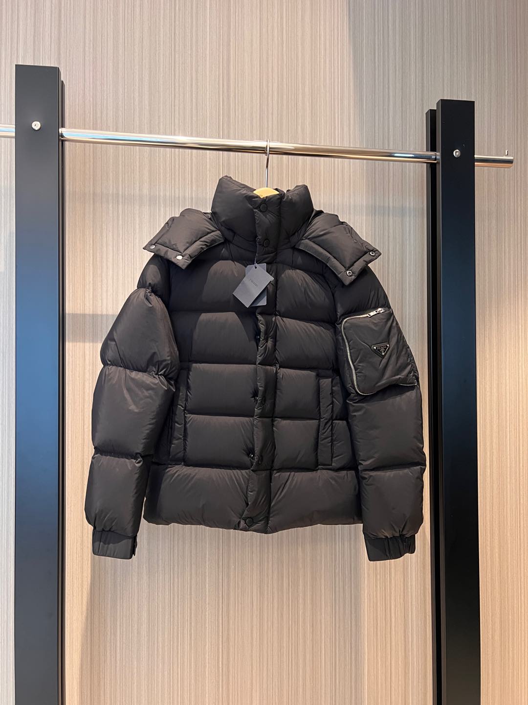 NO:296158,New triangle badge sleeve packaging decoration Hooded stand collar down jacket Hat can be removed cuffs adjustable and closed, hardware accessories open molds, fashionable and casual, loose and versatile, men and women same style, black/apricot color 48-56,,down jacket,hats,alexander wang19860909新款三角徽章袖包装饰 连帽立领羽绒服 帽子可脱卸袖口可调收口 五金配件开模时尚休闲 宽松百搭 男女同款 黑色/杏色 48-56,,down jacket,hats,alexander wang,Women's clothing