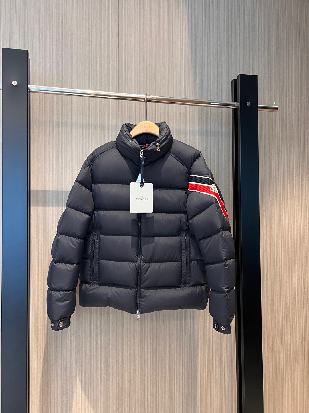 NO:296138,New color-blocked webbing armband stand collar hooded down jacket. The hat is not removable. The hat can be stored. Classic armband decoration. 90 down 10 feather open mold hardware. Loose style. The same style for men and women. 1/2/3/4/5,,down jacket,hats,alexander wang.19860909新款拼色织带袖标立领连帽羽绒服 帽子不可拆 可收纳帽子经典袖标装饰 90羽绒10羽毛开模五金 宽松版型 男女同款 1/2/3/4/5,,down jacket,hats,alexander wang,Women's clothing