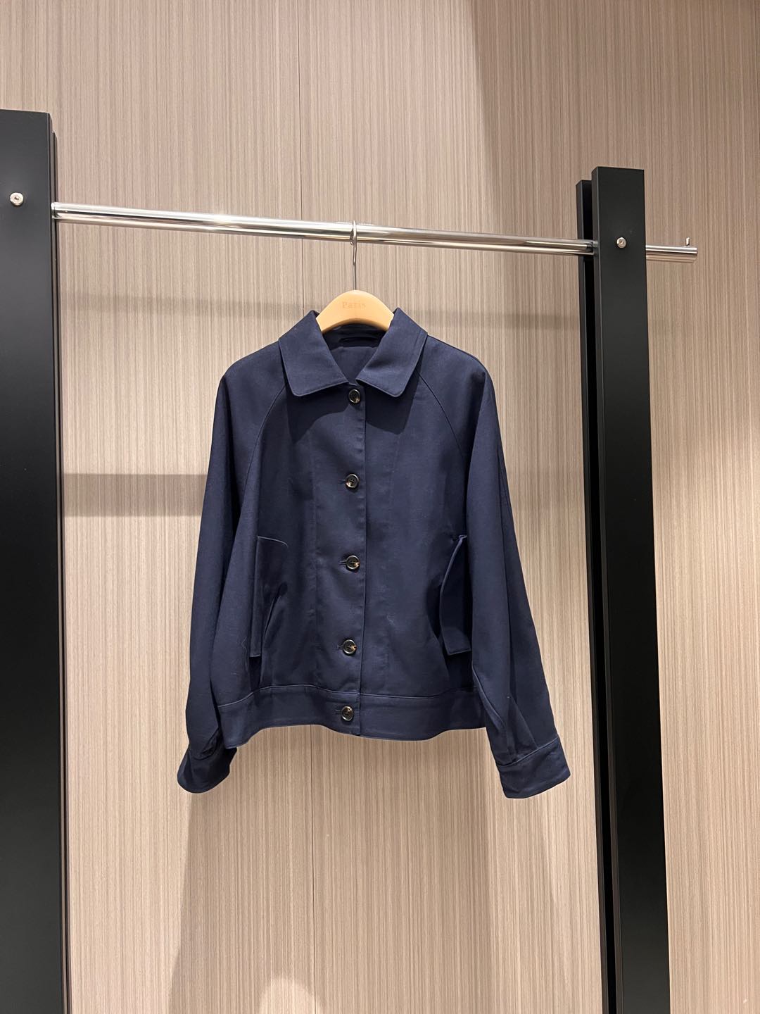 NO:296128,New old style lapel and shoulder jacket minimalist design loose and casual temperament and fashionable age-reducing versatile red dark blue SML, jackets & coats,alexander wang19860909新款老钱风 翻领落肩外套极简设计 宽松休闲 气质时尚 减龄百搭红色深蓝 SML,,jackets & coats,alexander wang,Women's clothing