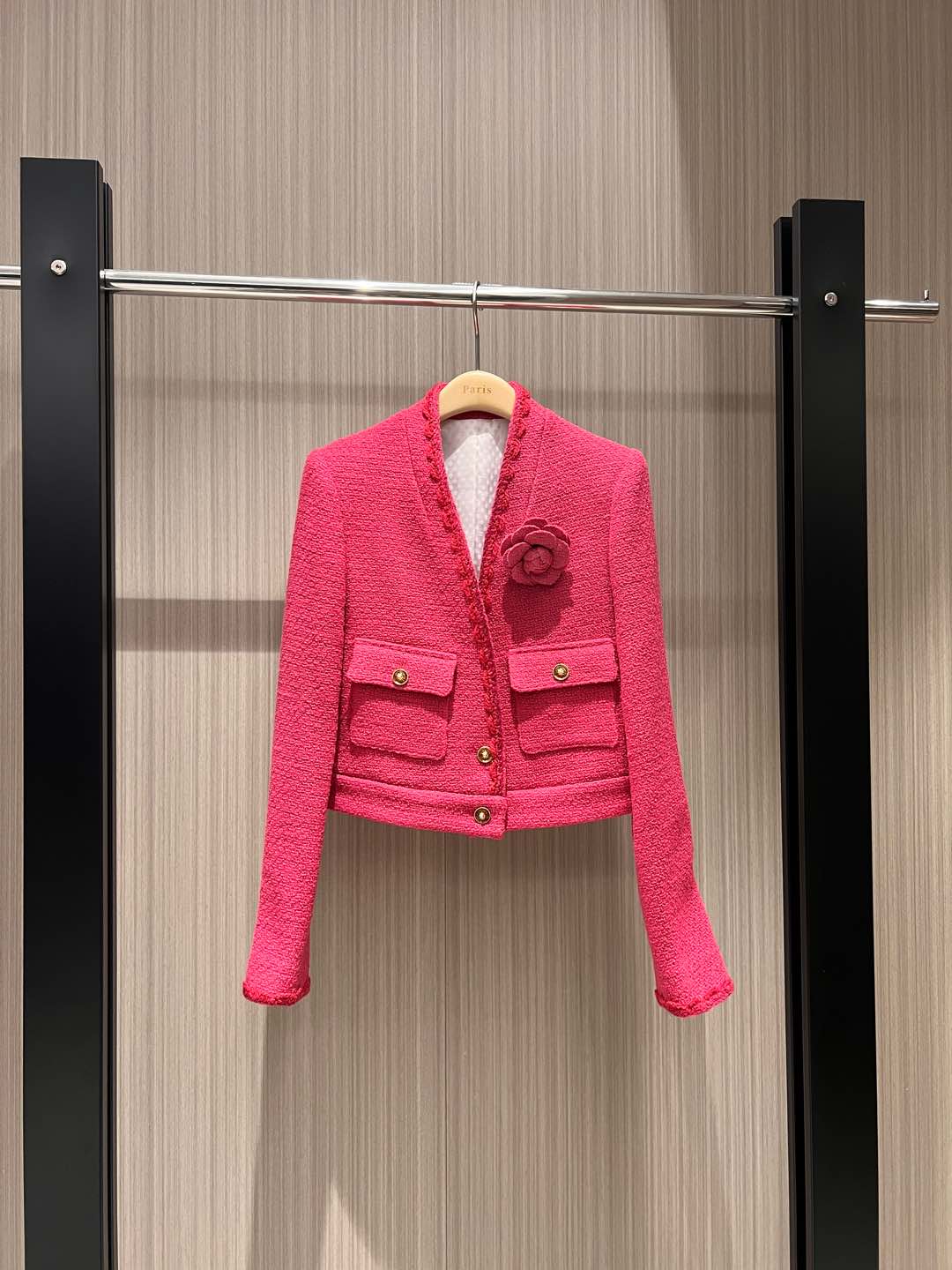 NO:296113,New Year, pink and pink three-dimensional camellia brooch decorative V-neck short jacket, hand hook wool lace polka dot double C lining, hardware accessories, mold opening, socialite temperament, elegant commuting, age-reducing versatile SML,, jackets & coats, brooch, breastpin, alexander wang19860909新款新年 粉嫩桃红立体山茶花胸针装饰V领短款外套 手钩毛线花边波点双C内衬 五金配件开模名媛气质 优雅通勤 减龄百搭 SML,,jackets & coats,brooch，breastpin,alexander wang,Women's clothing