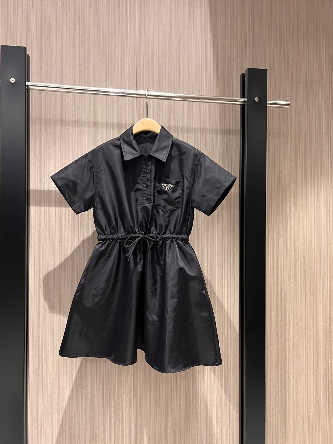 NO:313850,New early spring style recommended minimalist lapel drawstring waist dress, elastic waist nylon design, chest pocket triangle logo decoration, pockets on both sides, fashionable commuting, casual and age-reducing, sweet and cute, temperament versatile, black and white SML, skirts, alexander wang19860909早春新款推荐极简翻领抽绳收腰连衣裙 松紧腰尼龙设计胸前口袋三角徽标装饰 两侧有口袋时尚通勤 休闲减龄 甜美可爱 气质百搭 黑色白色 SML,,skirts,alexander wang,Women's clothing