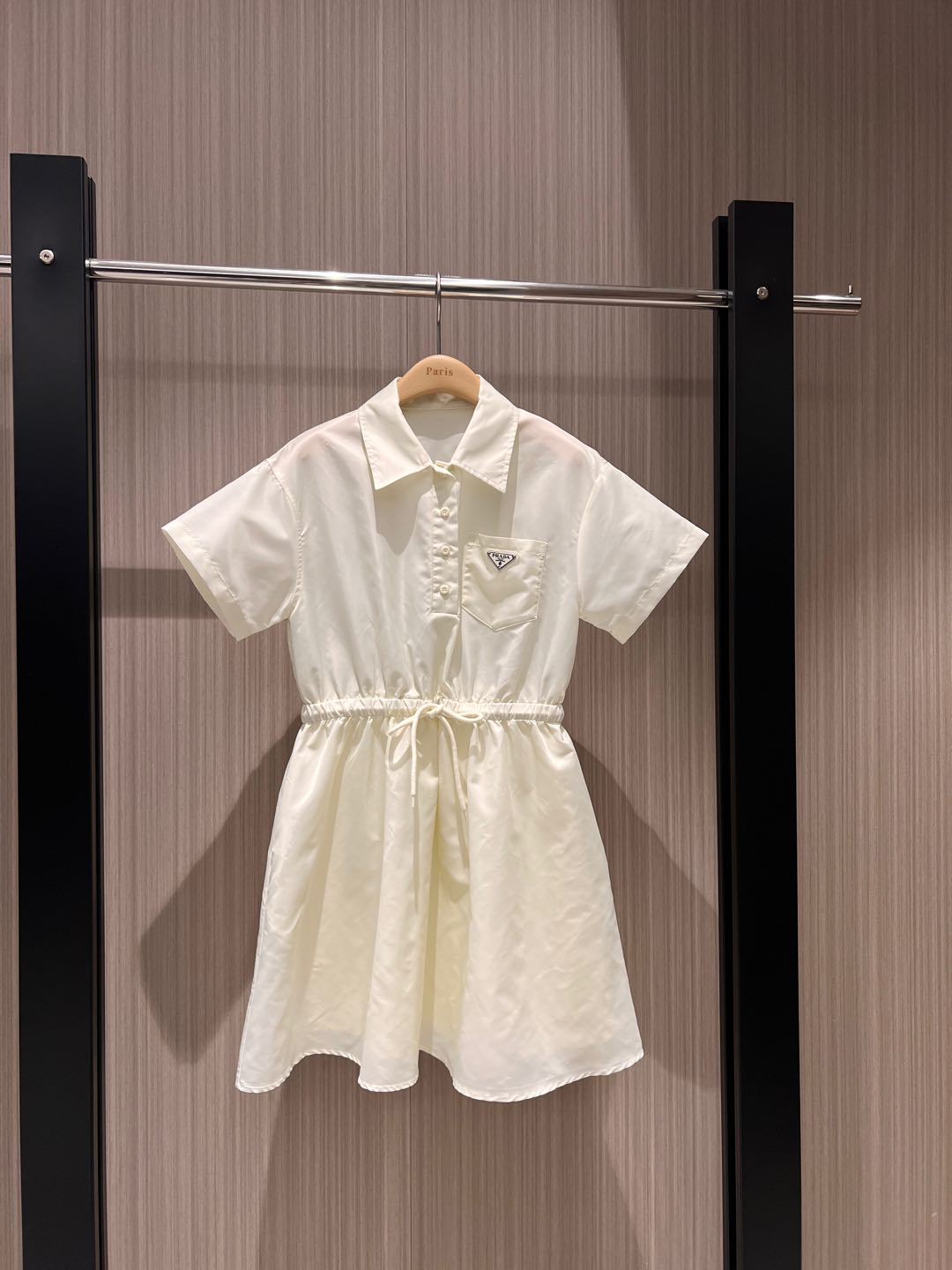 NO:313856,New early spring style recommended minimalist lapel drawstring waist dress, elastic waist nylon design, chest pocket triangle logo decoration, pockets on both sides, fashionable commuting, casual and age-reducing, sweet and cute, temperament versatile, black and white SML, skirts, alexander wang19860909早春新款推荐极简翻领抽绳收腰连衣裙 松紧腰尼龙设计胸前口袋三角徽标装饰 两侧有口袋时尚通勤 休闲减龄 甜美可爱 气质百搭 黑色白色 SML,,skirts,alexander wang,Women's clothing