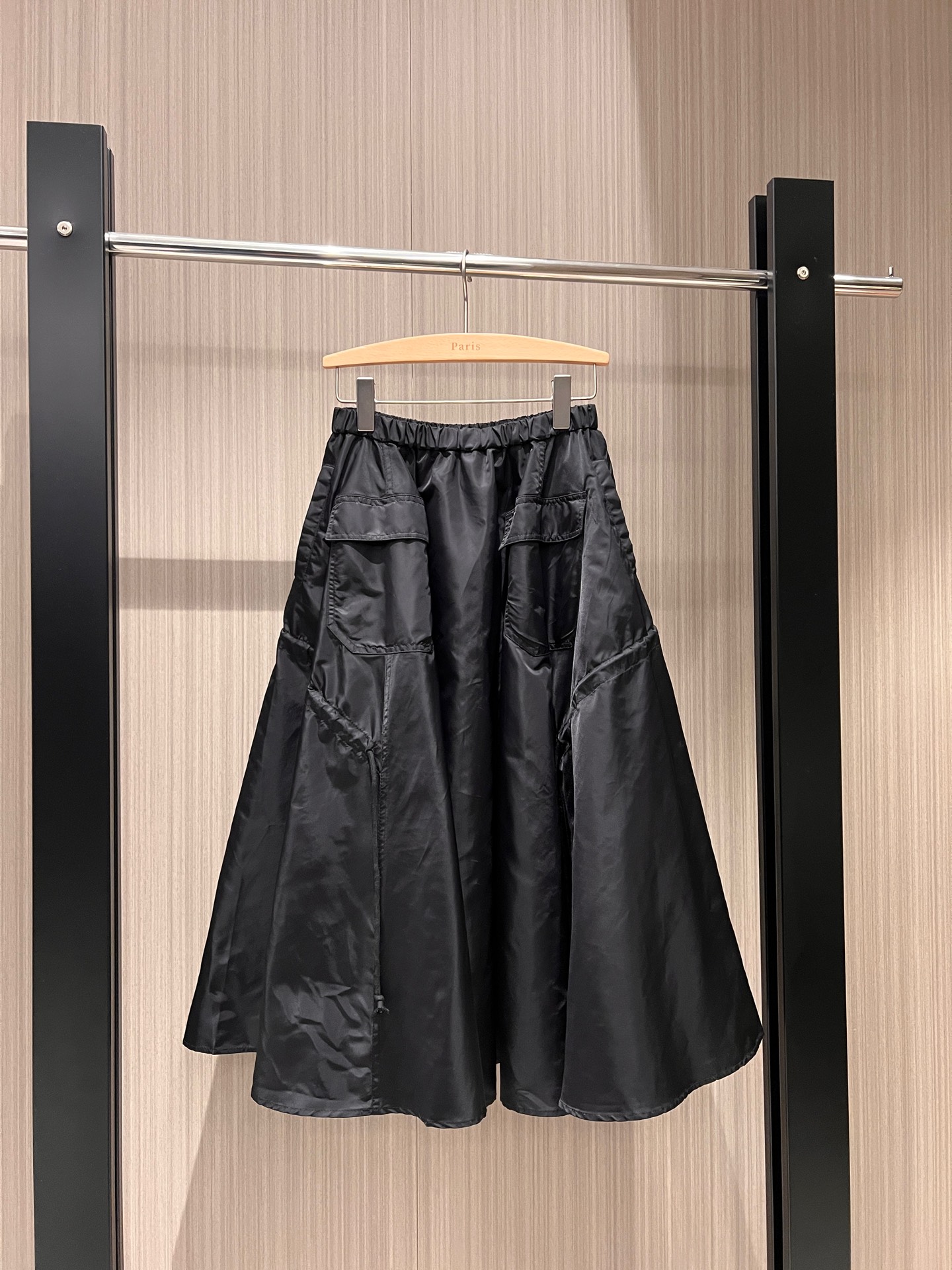 NO:313859,Recommended new classic triangular logo drawstring decoration nylon skirt elastic waist design Large sway umbrella skirt Adjustable flip pocket drawstring on both sides Casual and versatile Essential for age reduction Black and white SML, skirts, alexander wang19860909推荐新款经典三角标徽抽绳装饰尼龙半裙松紧腰设计 大摆伞裙 两侧翻盖口袋抽绳可调节 休闲百搭 减龄必备 黑色白色 SML,,skirts,alexander wang,Women's clothing