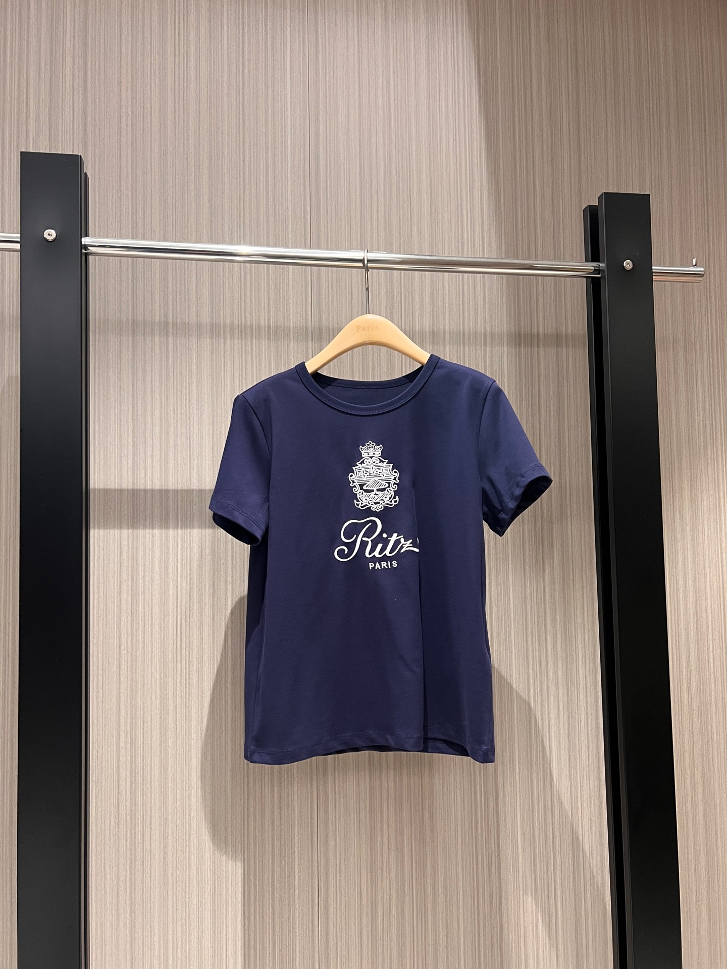 NO:297427,New embroidered badge letter T-shirt small style simple and casual, age-reducing versatile, essential stripes dark blue apricot color SML, tees, t-shirt, alexander wang19860909新款刺绣徽章字母T恤 小版型简单休闲 减龄百搭 显瘦必备条纹深蓝杏色 SML,,tees，t-shirt,alexander wang,Women's clothing