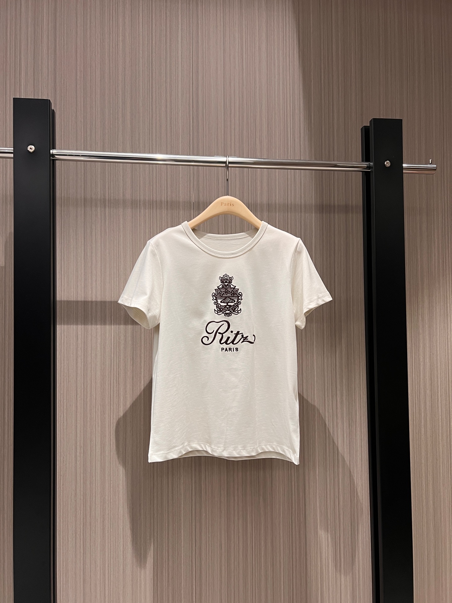 NO:297421,New embroidered badge letter T-shirt small style simple and casual, age-reducing versatile, essential stripes dark blue apricot color SML, tees, t-shirt, alexander wang19860909新款刺绣徽章字母T恤 小版型简单休闲 减龄百搭 显瘦必备条纹深蓝杏色 SML,,tees，t-shirt,alexander wang,Women's clothing