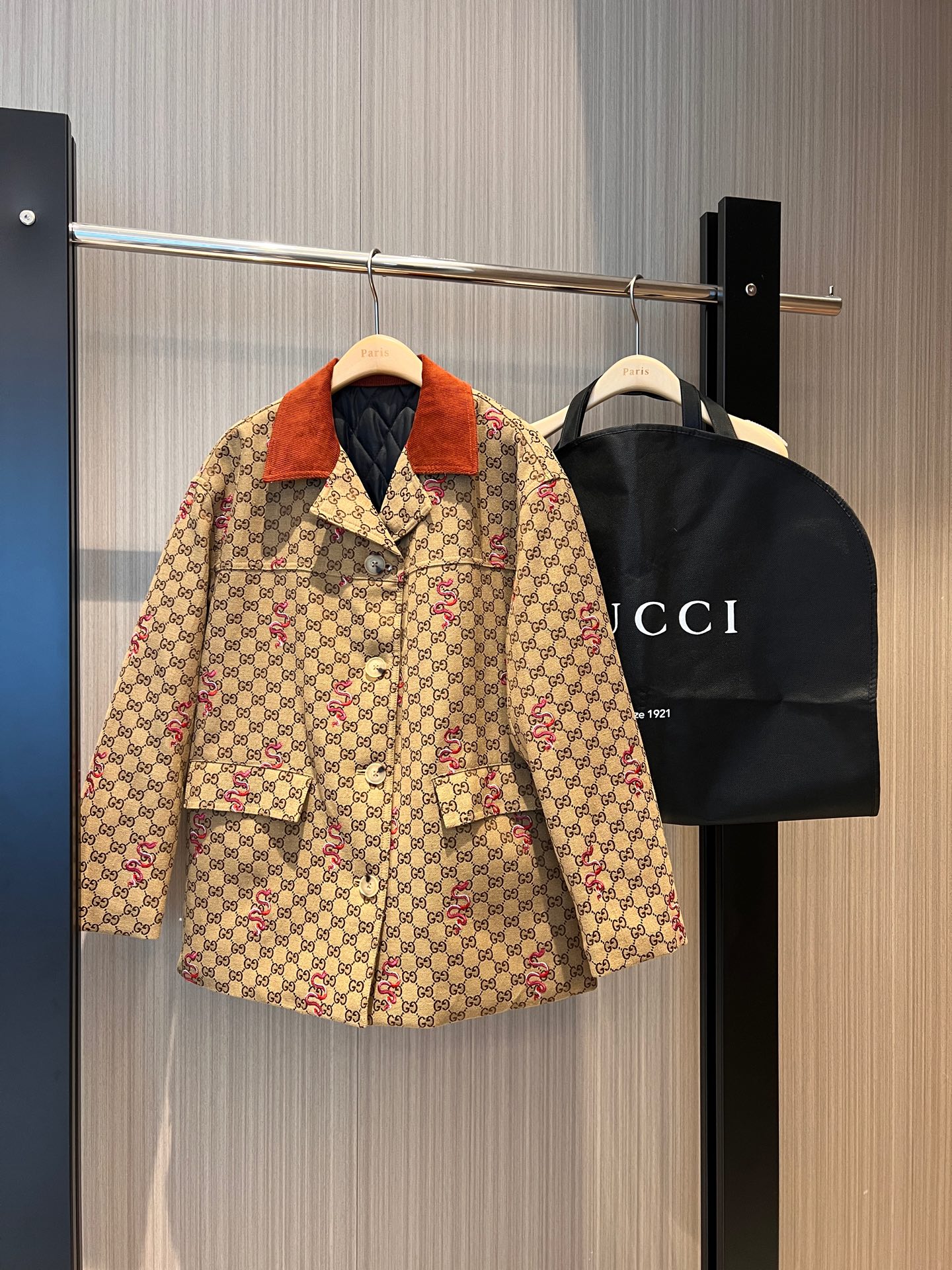 NO:297438,Snake Year's limited new embroidered small pink snake double G jacquard jacket contrasting color corduroy collar cotton jacket loose and fashionable commuting versatile, can be worn with the same skirt SML, skirts, jackets & coats, alexander wang19860909蛇年限定新款刺绣小粉蛇双G提花外套 撞色灯芯绒领夹棉外套宽松时髦 通勤百搭 可搭同款半裙 SML,,skirts,jackets & coats,alexander wang,Women's clothing