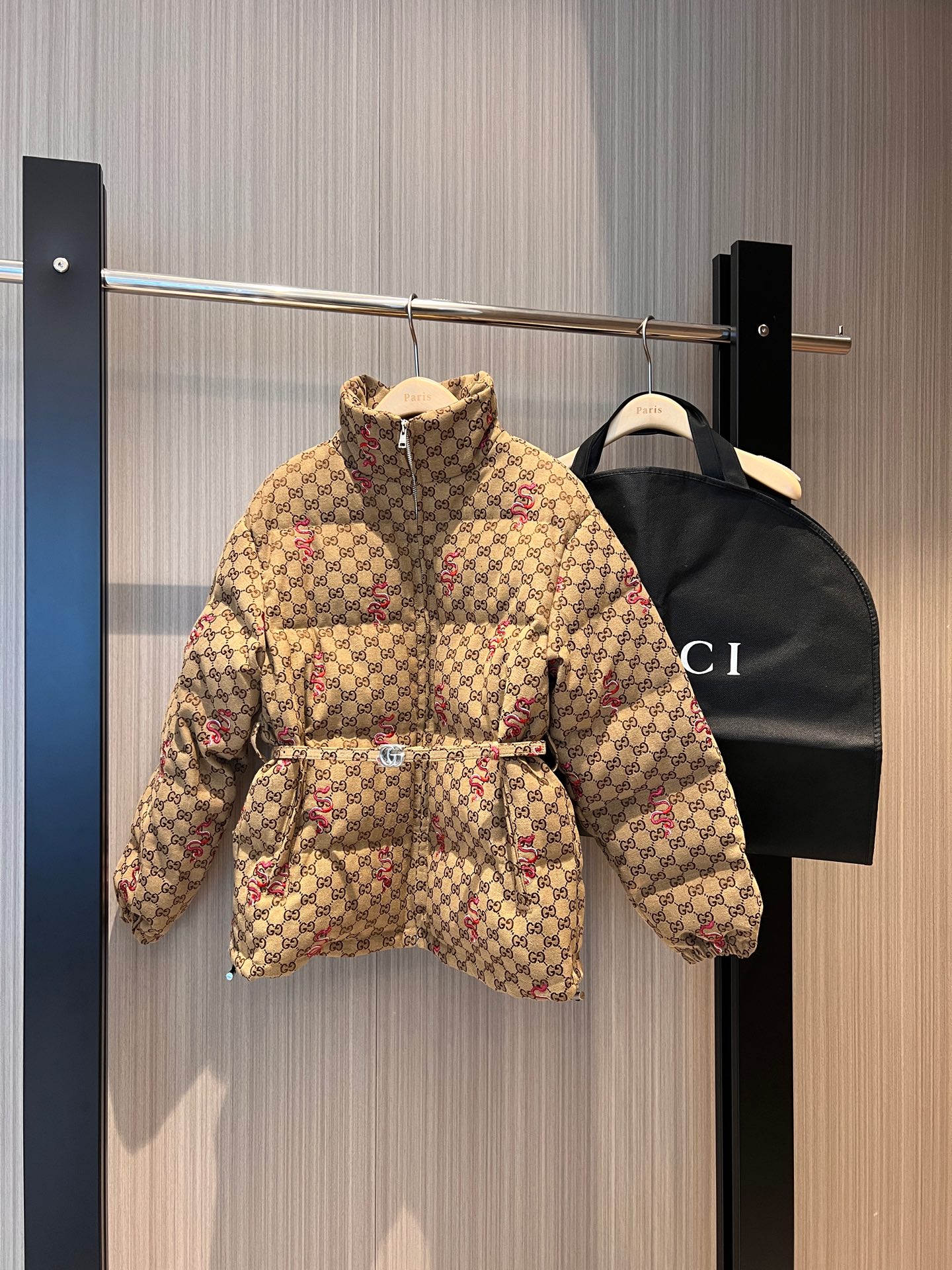 NO:297444,New Year limited edition new embroidered small pink snake double G jacquard turtleneck down jacket delivery double G belt waist-hugging bread suit loose casual fashionable and versatile 90 down 10 feathers with dust bag SML,, jackets & coats, down jacket, alexander wang19860909新年限定 新款刺绣小粉蛇双G提花高领羽绒服外套 配送双G腰带收腰面包服 宽松休闲 时尚百搭 90羽绒10羽毛配防尘袋 SML,,jackets & coats,down jacket,alexander wang,Women's clothing