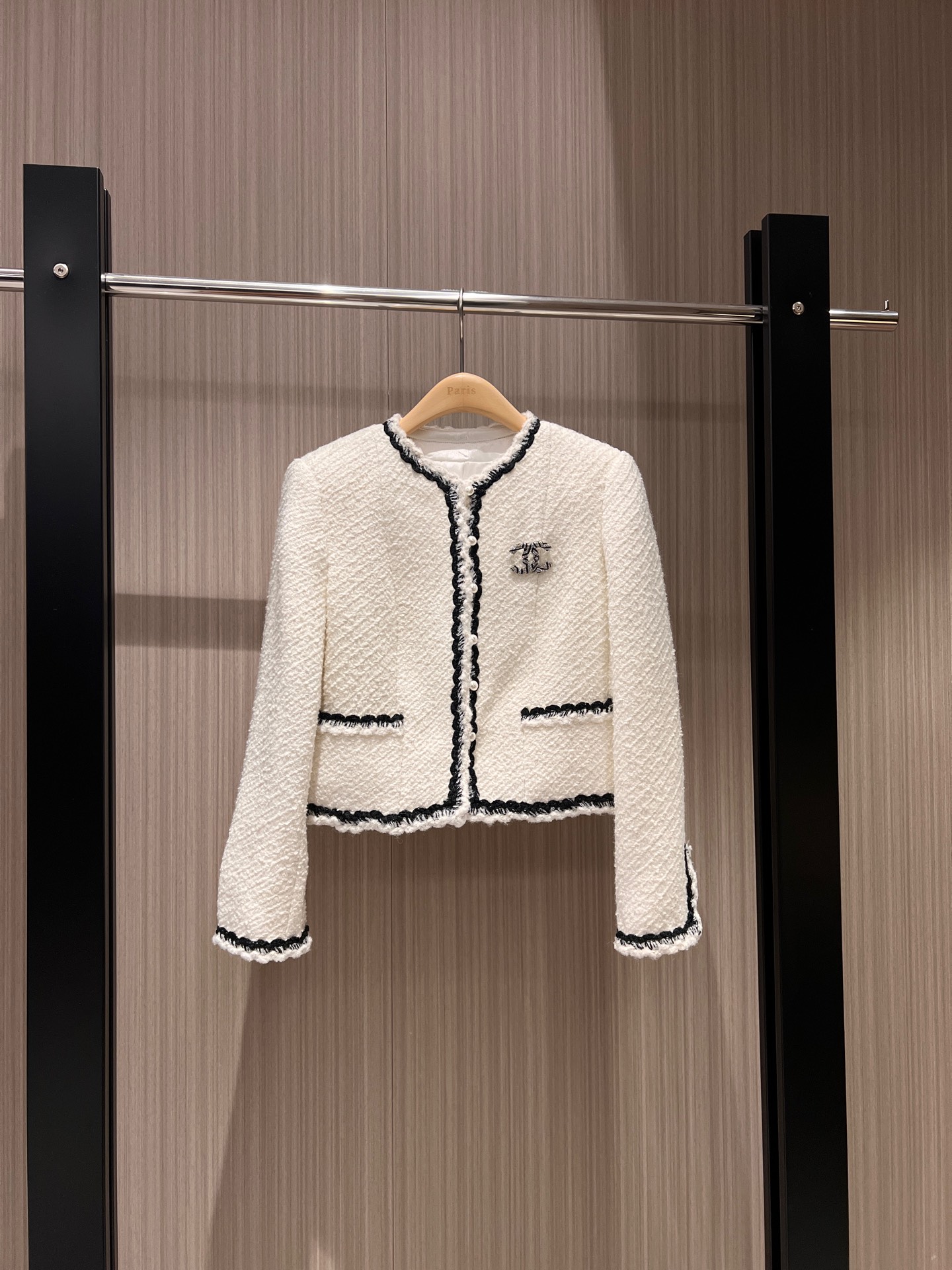 NO:297428,New contrasting woven black-edged tweed jacket double C diamond brooch decoration Camellia lined with celebrity temperament Elegant age-reducing SML,, jackets & coats, brooch, breastpin, alexander wang19860909新款撞色编织黑边粗花呢外套双C镶钻胸针装饰 山茶花内衬名媛气质 优雅减龄 SML,,jackets & coats,brooch，breastpin,alexander wang,Women's clothing