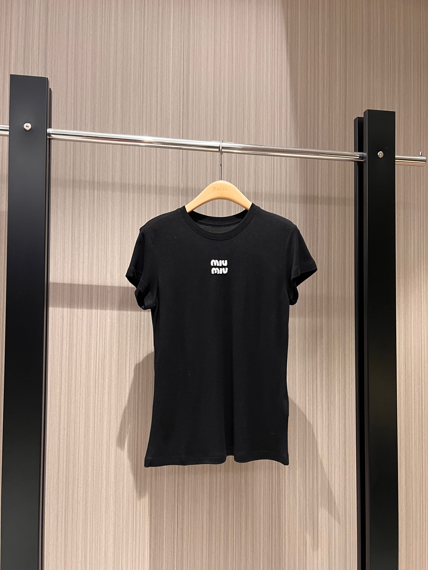 NO:297422,New Heavy Industry Beaded Miu Letter Logo Tensil Wool T-shirt Slim and Slim and Comfortable Soft and Delicate Age-reducing Versatile Black and White Encore Red SML, Miumiu,tees, t-shirt,alexander Wang19860909新款重工钉珠miu字母Logo天丝羊毛T恤 修身显瘦贴身舒适 柔软细腻减龄百搭 黑白安可拉红 SML,,miumiu,tees，t-shirt,alexander wang,Women's clothing