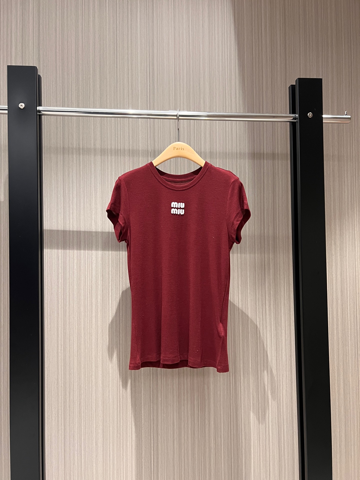 NO:297416,New Heavy Industry Beaded Miu Letter Logo Tensil Wool T-shirt Slim and Slim and Comfortable Soft and Delicate Age-reducing Versatile Black and White Encore Red SML, Miumiu,tees, t-shirt,alexander Wang19860909新款重工钉珠miu字母Logo天丝羊毛T恤 修身显瘦贴身舒适 柔软细腻减龄百搭 黑白安可拉红 SML,,miumiu,tees，t-shirt,alexander wang,Women's clothing