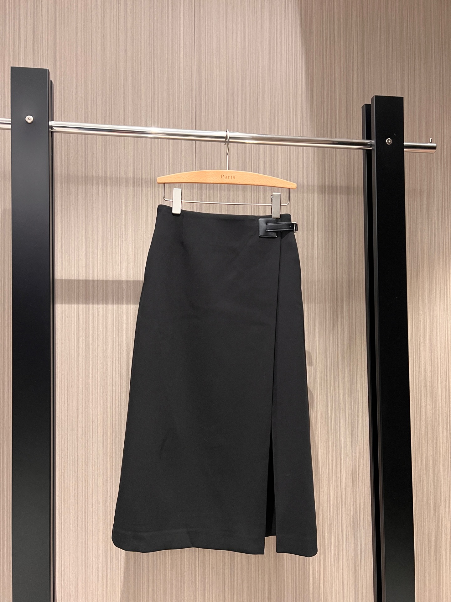 NO:298453,The new model recommends asymmetrical design with belt buckle decorative skirt, irregular slit, French minimalist, fashionable and slim, age-reducing versatile black, white and red SML, skirts, alexander wang19860909新款推荐不对称设计系皮带扣装饰半裙 不规则开叉 两侧有口袋法式极简 时尚修身 减龄百搭黑白红 SML,,skirts,alexander wang,Women's clothing