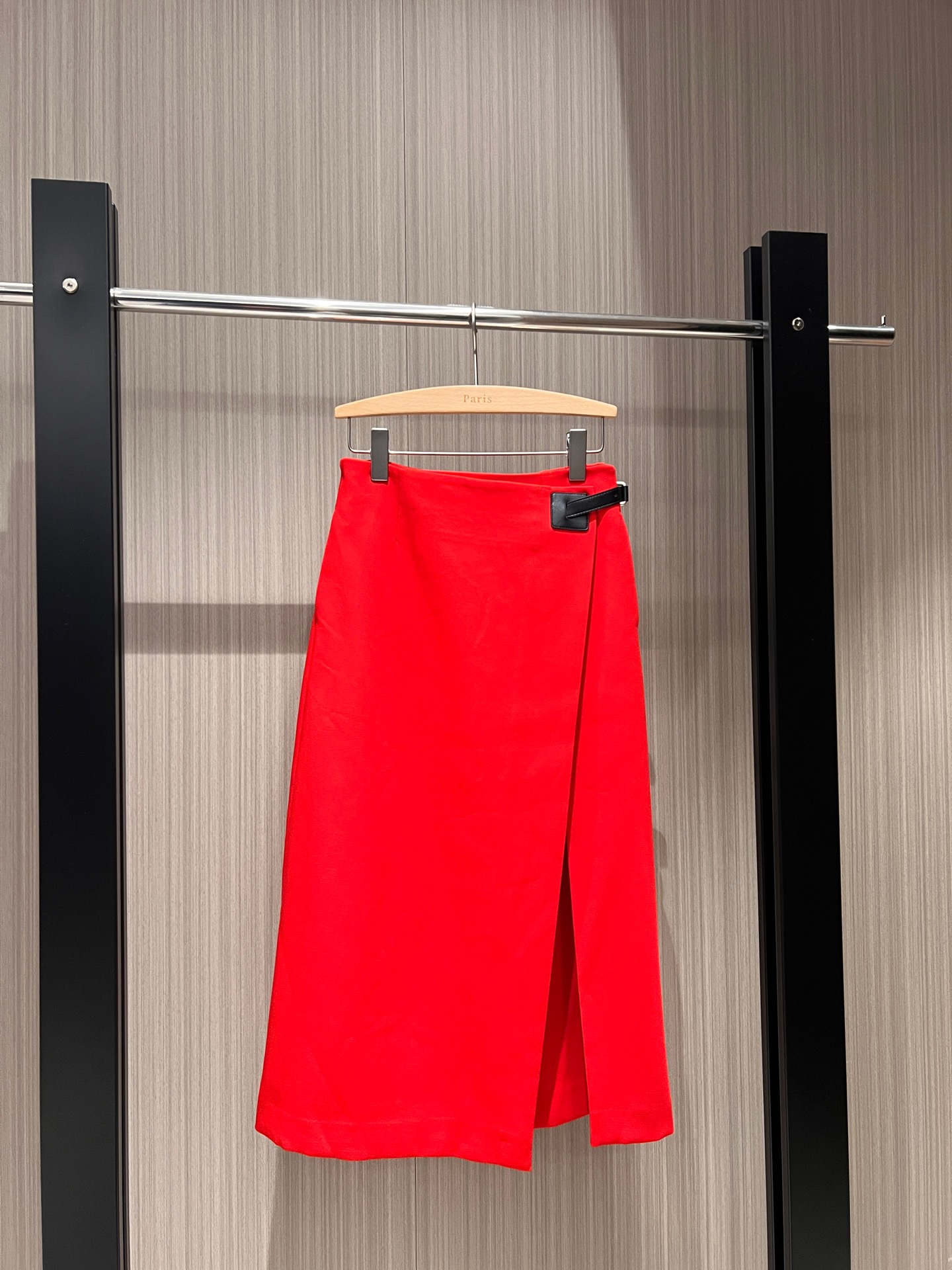NO:298483,The new model recommends asymmetrical design with belt buckle decorative skirt, irregular slit, French minimalist, fashionable and slim, age-reducing versatile black, white and red SML, skirts, alexander wang19860909新款推荐不对称设计系皮带扣装饰半裙 不规则开叉 两侧有口袋法式极简 时尚修身 减龄百搭黑白红 SML,,skirts,alexander wang,Women's clothing