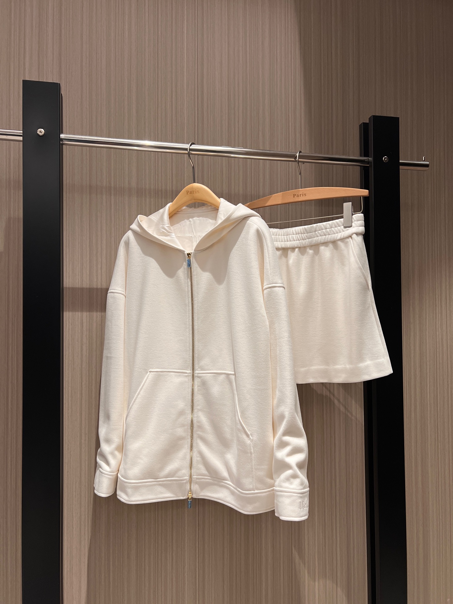 NO:298462,New hooded loose sweatshirt jacket elastic waist short skirt casual and age-reducing lazy and versatile embroidered logo letters fashionable and simple khaki white SML, hoodie, sweatshirts, skirts, jackets & coats, hats, alexander wang19860909新款连帽宽松卫衣外套松紧腰短半裙 休闲减龄 慵懒百搭 刺绣logo字母时尚简约 卡其白色 SML,,hoodie,sweatshirts,skirts,jackets & coats,hats,alexander wang,Women's clothing