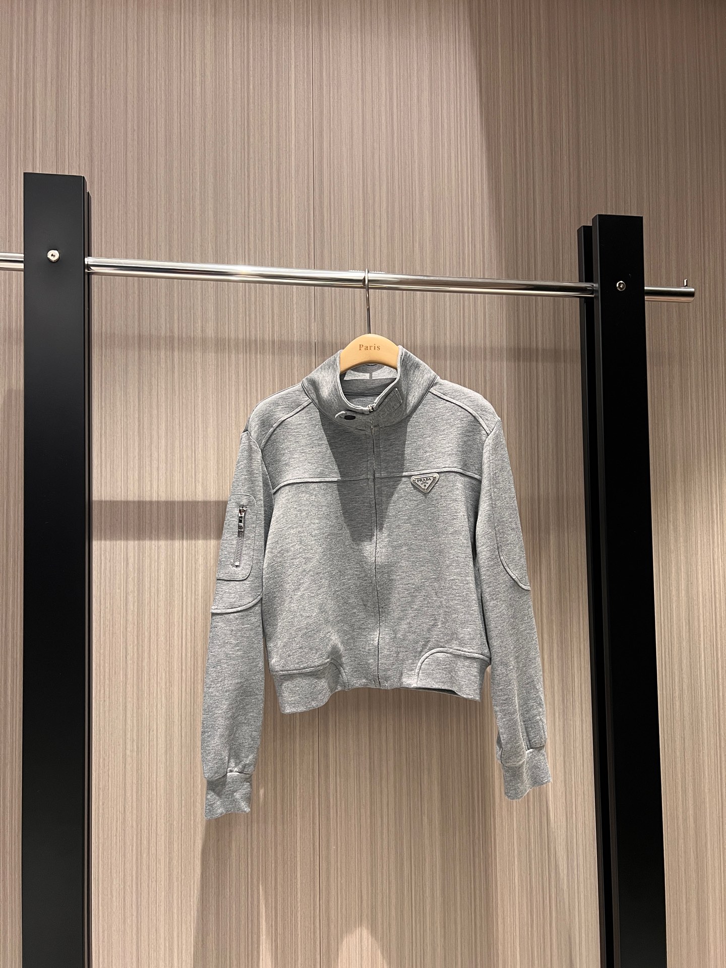 NO:298438,New stand collar light and casual jacket top with triangle logo on chest, sleeves, pocket decoration, sweet and cool, versatile, fashionable and age-reducing, black and gray 38/40/42,,jackets & coats,alexander wang19860909新款立领轻薄休闲小外套上衣胸前三角徽标 袖子拼口袋装饰甜酷百搭 时尚减龄 黑色灰色 38/40/42,,jackets & coats,alexander wang,Women's clothing