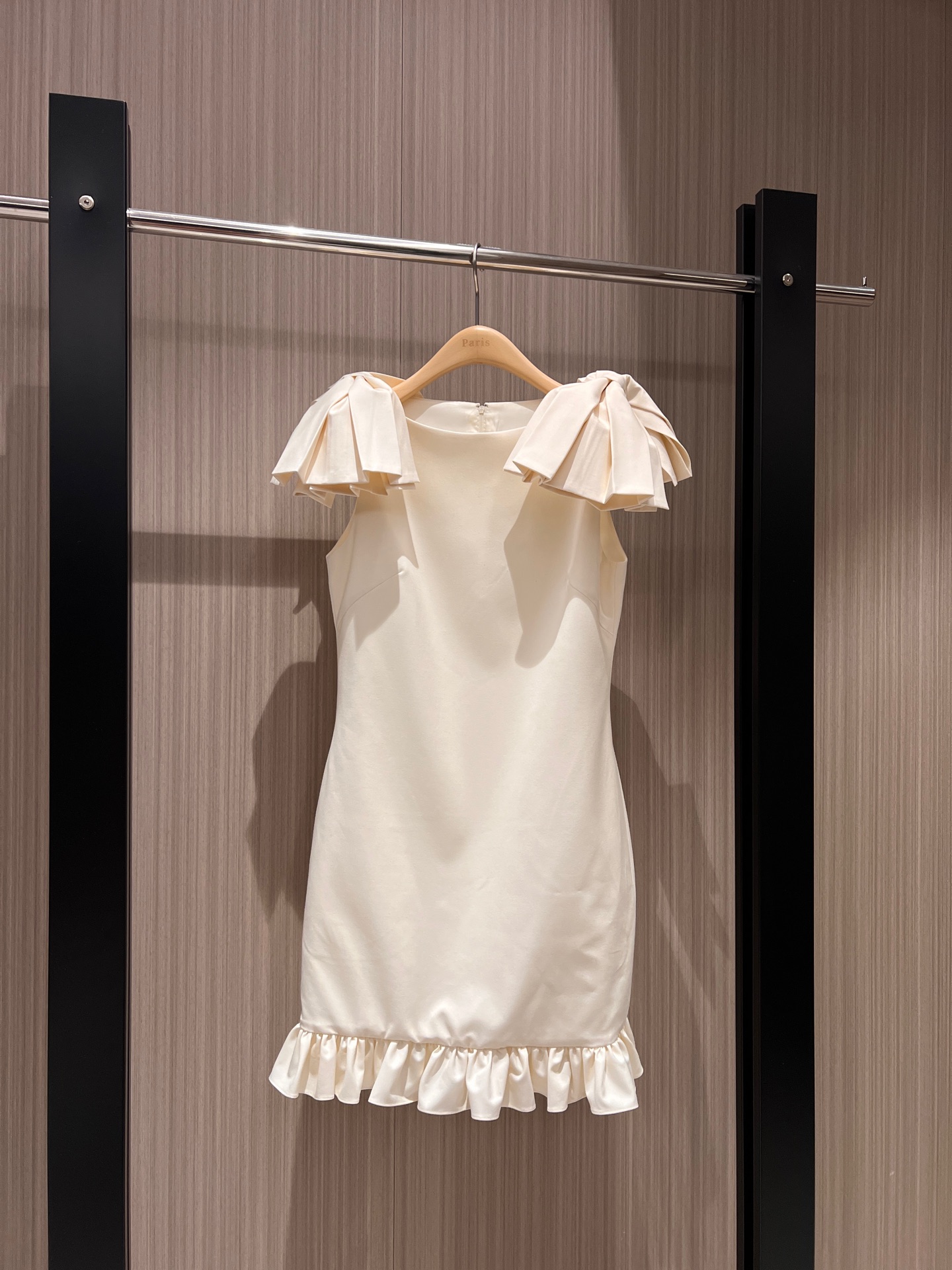 NO:298471,New early spring Xi Mengyao Wu Yanni, the same bow-decorative sleeves ruffled dress with many stars, three-dimensional tailoring, French elegant on both sides, sweet and romantic, lady age-reducing, black and white SML, skirts, alexander wang19860909早春新款奚梦瑶吴艳妮 多明星同款蝴蝶结装饰袖荷叶边连衣裙 立体剪裁修身 两侧有口袋法式优雅 甜美浪漫 淑女减龄 黑色白色 SML,,skirts,alexander wang,Women's clothing