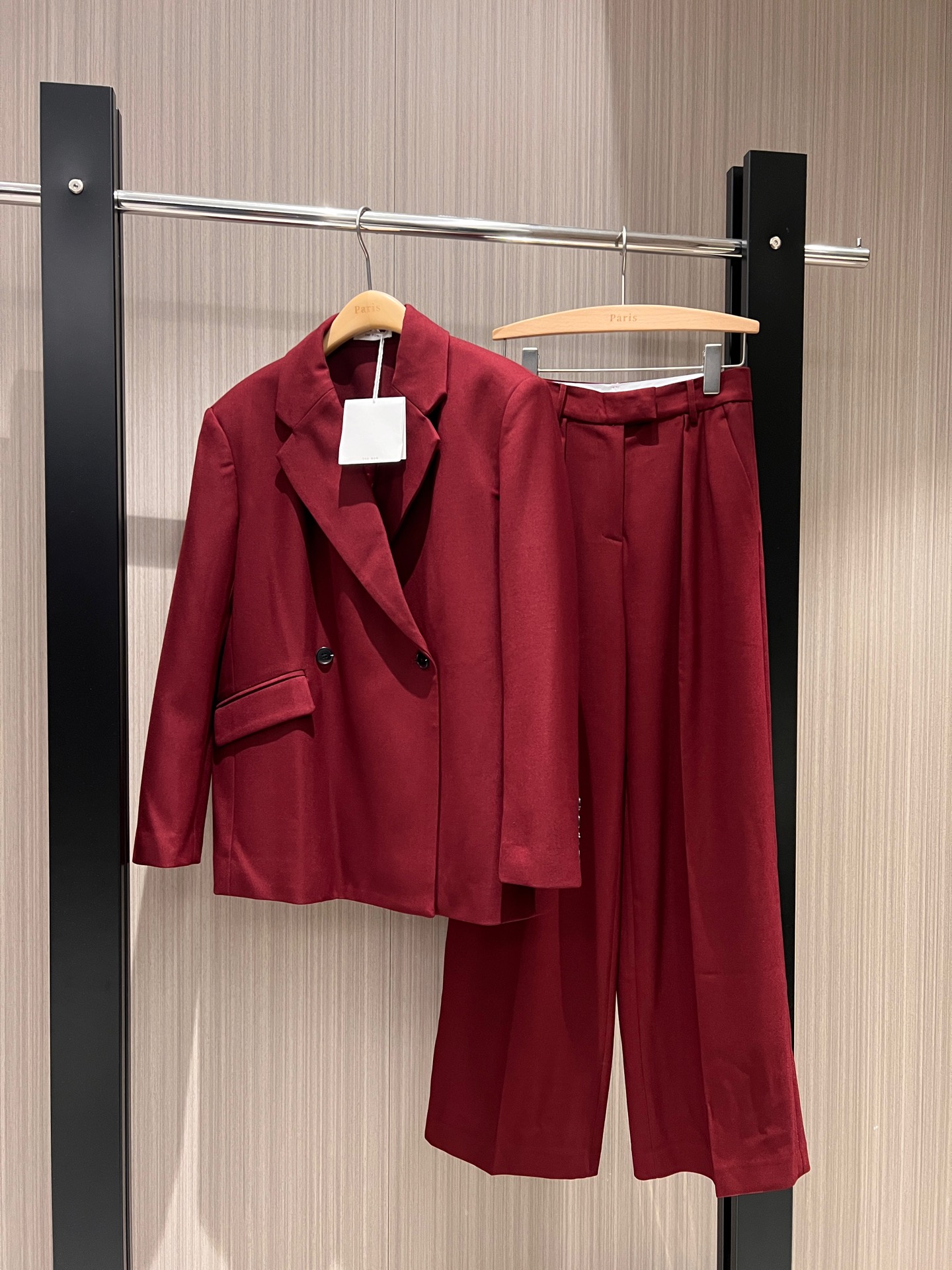 NO:298461,New style, loose two-button Encore red blazer, handsome heroine, sweet, cool, capable and neat, asymmetrical pocket decoration, can be worn with the same style of trousers SML,, jackets & coats, business suit, alexander wang19860909新款老钱风 宽松两扣安可拉红西装外套帅气大女主 甜酷派干练利落 不对称口袋装饰 可搭同款西裤 SML,,jackets & coats,business suit,alexander wang,Women's clothing