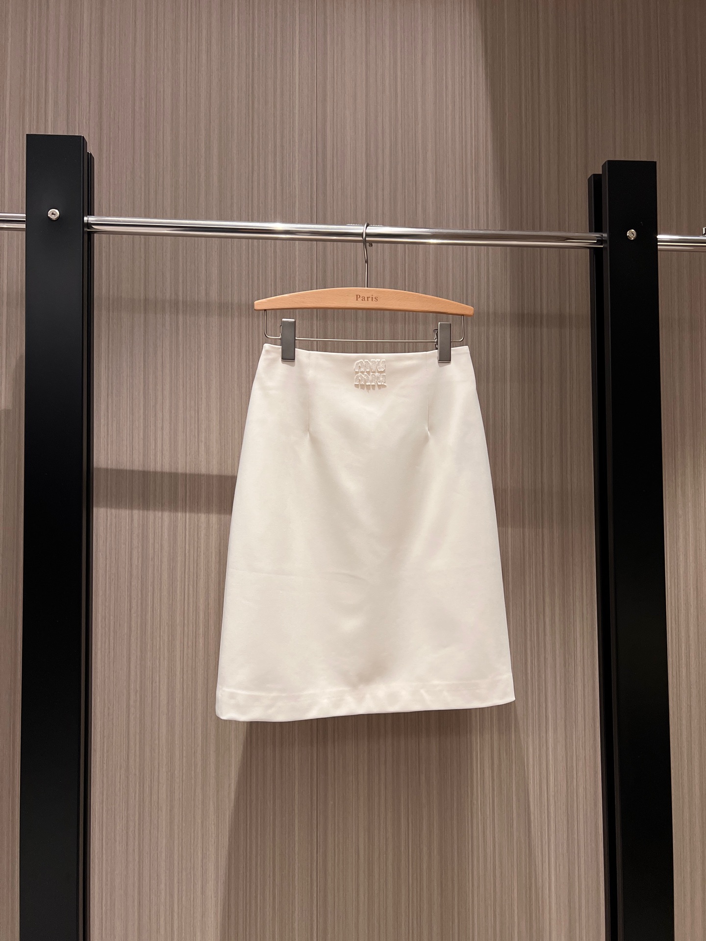 NO:298443,New spring and summer patch embroidered miu letter hip skirt commuting with ease, simple and versatile temperament, age-reducing fashion essential gray and white. S-XL, miumiu, skirts, alexander wang19860909春夏新款贴布刺绣miu字母包臀半裙通勤干练 简单百搭 气质减龄 时尚必备灰白黑 S-XL,,miumiu,skirts,alexander wang,Women's clothing