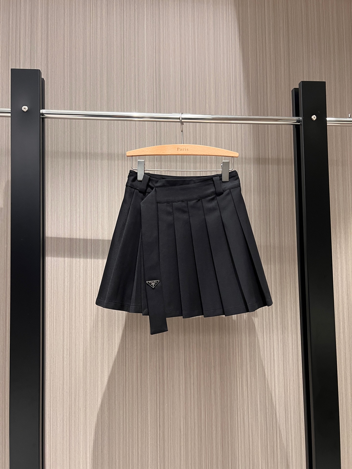 NO:298437,Early spring new triangle badge asymmetric pleated design pleated skirt, shorts lining, college style playful and age-reducing, cute and slim, sweet and versatile black, white and gray S-XL, skirts, shorts, alexander wang19860909早春新款三角徽章不对称压褶设计百褶半裙 短裤内衬 学院风俏皮减龄 可爱显瘦 甜美百搭黑白灰 S-XL,,skirts,shorts,alexander wang,Women's clothing