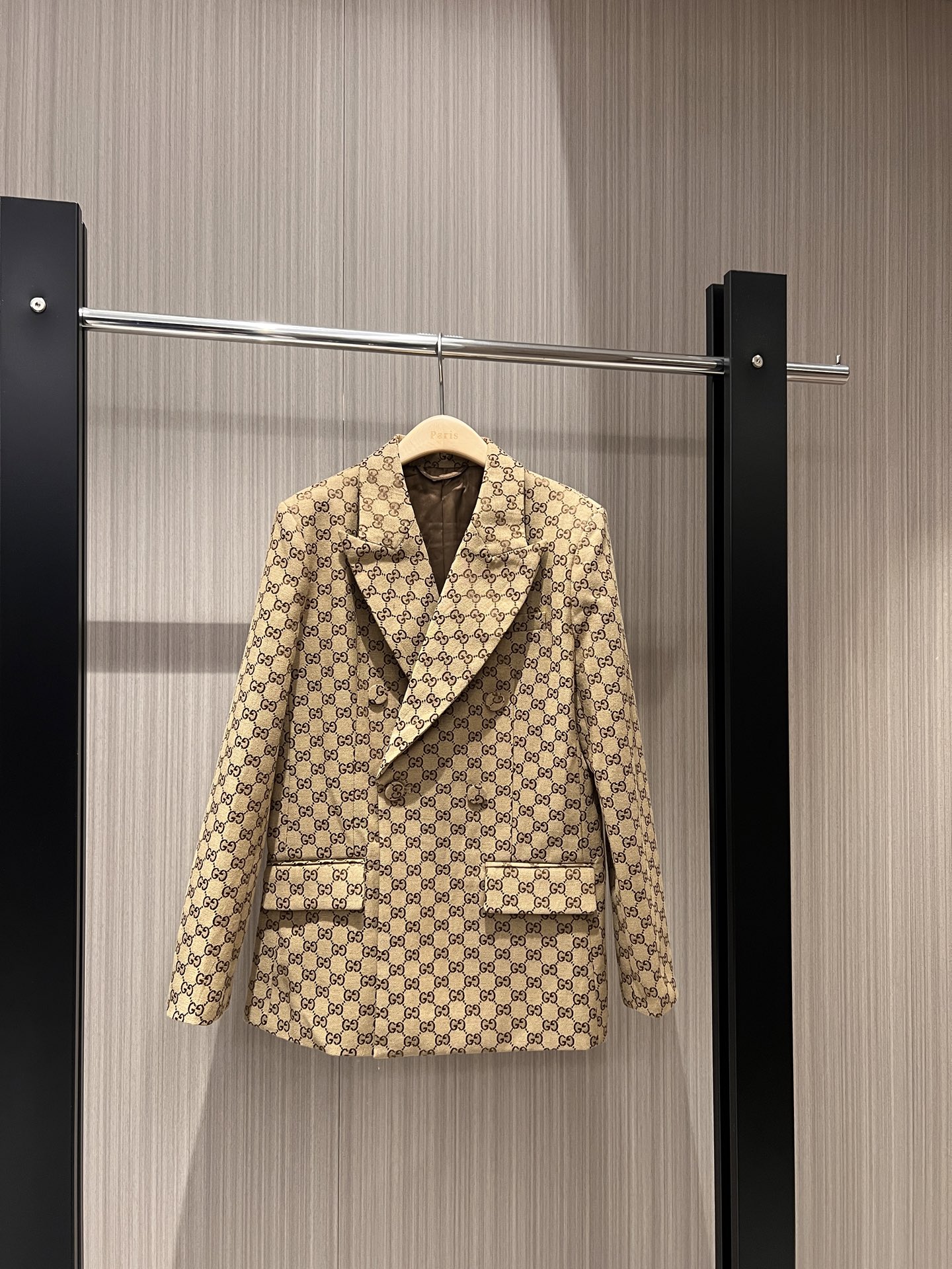 NO:307342,25 new classic double G jacquard suit jacket double-breasted design, fashionable and classic commuting versatile aura queen, neat and capable khaki gray SML,, jackets & coats, business suit, alexander wang1986090925新款经典双G提花西装外套双排扣设计 时尚经典 通勤百搭气场女王 利落干练 卡其灰色 SML,,jackets & coats,business suit,alexander wang,Women's clothing