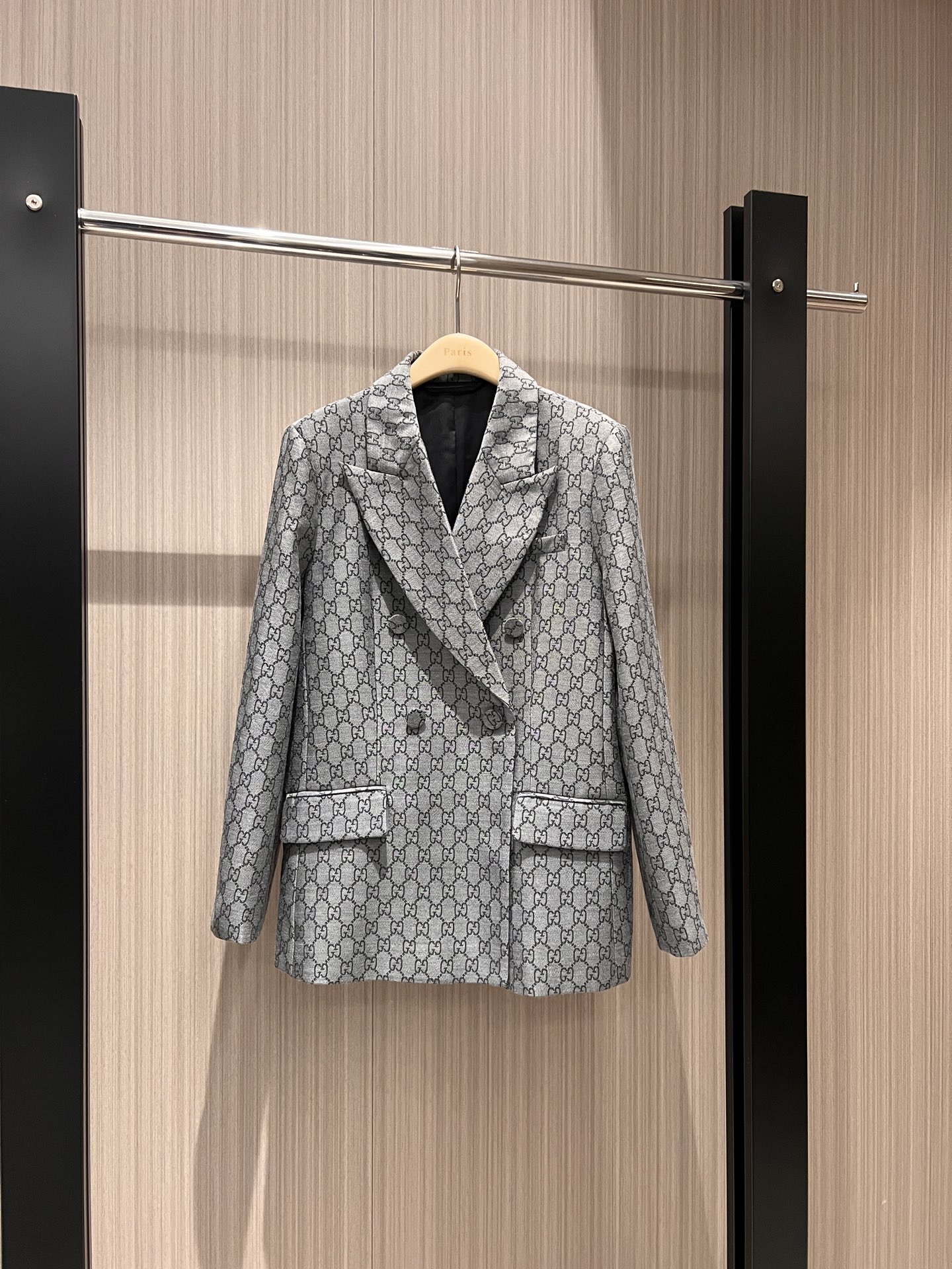 NO:307348,25 new classic double G jacquard suit jacket double-breasted design, fashionable and classic commuting versatile aura queen, neat and capable khaki gray SML,, jackets & coats, business suit, alexander wang1986090925新款经典双G提花西装外套双排扣设计 时尚经典 通勤百搭气场女王 利落干练 卡其灰色 SML,,jackets & coats,business suit,alexander wang,Women's clothing