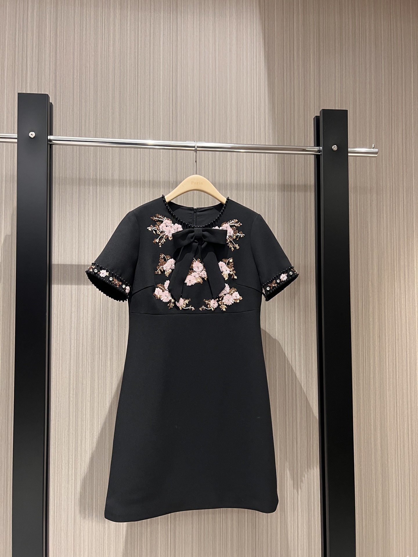 NO:313866,The same style of Guan Xiaotong, heavy industry embroidered sequined bead flower dress with bow decoration, hand sewn staple beads sweet temperament, age-reducing essential black and white SML, skirts, alexander wang19860909新款关晓彤同款 重工刺绣亮片珠花连衣裙蝴蝶结装饰 手缝钉珠甜美气质 减龄必备 黑色白色 SML,,skirts,alexander wang,Women's clothing